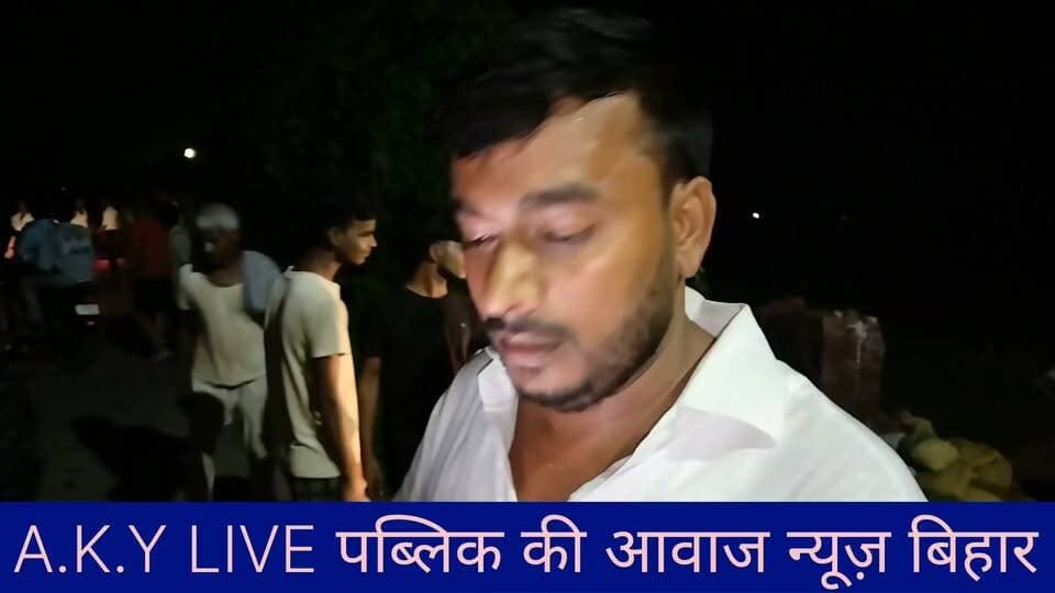 अरवल में टला बड़ा हादसा, नहर में पलटा ट्रकअरवल के नगर परिषद नोनिया बीघा रोड (9 नंबर पुल) के पास एक अनियंत्रित ट्रक नहर में पलट गया। घटना के बाद स्थानीय ग्रामीणों ने गजब की तत्परता दिखाते हुए नहर से ट्रक को सीधा किया और चालक अमरेंद्र कुमार उर्फ लांगवा को सुरक्षित बाहर निकाल लिया। सूचना मिलते ही टाउन थाना अध्यक्ष दरबारी चौधरी पुलिस बल के साथ मौके पर पहुंचे और स्थिति को संभाला। राहत की बात है कि हादसे में कोई हताहत नहीं हुआ है। ग्रामीणों के इस सराहनीय कार्य की हर तरफ चर्चा हो रही है।#ArwalNews #BiharNews #RoadAccident #ArwalPolice #LocalHeroes