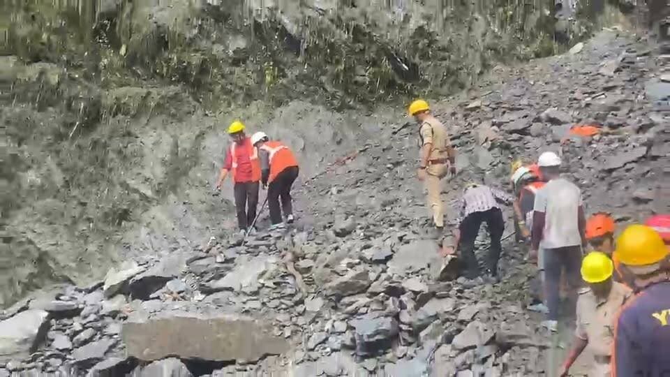 🚨 ब्रेकिंग न्यूज़ | केदारनाथ पैदल मार्ग पर संकट 🚨
🔴 चीरबासा में मलबा आने से गौरीकुंड-केदारनाथ पैदल मार्ग क्षतिग्रस्त, श्रद्धालु सोनप्रयाग में रोके गए
रुद्रप्रयाग। गौरीकुंड से करीब 2.5 किलोमीटर ऊपर चीरबासा के समीप केदारनाथ पैदल मार्ग क्षतिग्रस्त होने के बाद मार्ग को खोलने का काम युद्धस्तर पर जारी है। 🏔️
👷♂️ पुलिस, डीडीआरएफ और लोक निर्माण विभाग की टीमें मौके पर जुटी हैं। मलबे और बड़े पत्थरों को हटाने के साथ ही मार्ग को सुरक्षित बनाने का काम किया जा रहा है।
⏳ प्रशासन के अनुसार मार्ग को आवागमन योग्य बनाने में अभी करीब 3 से 4 घंटे का समय लग सकता है।
📍 फिलहाल केदारनाथ धाम जाने वाले श्रद्धालुओं को सोनप्रयाग में ही रोका गया है। मार्ग पूरी तरह सुरक्षित होने के बाद ही यात्रियों को आगे जाने की अनुमति दी जाएगी।
⚠️ श्रद्धालुओं से अपील: मार्ग खुलने तक धैर्य बनाए रखें और पुलिस-प्रशासन के निर्देशों का पालन करें। सुरक्षा के साथ कोई समझौता नहीं किया जाएगा।
🙏 बाबा केदार के भक्तों की यात्रा सुरक्षित हो, यही कामना है।
🔱 हर हर महादेव!
#Kedarnath #KedarnathYatra #KedarnathDham #Gaurikund #Sonprayag #Chirbasa #Rudraprayag #Uttarakhand #KedarnathNews #BreakingNews #CharDhamYatra #HarHarMahadev