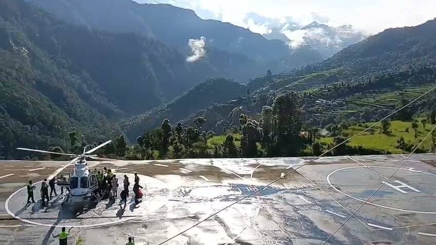 🚁 केदारनाथ यात्रा में फिर आई रफ्तार! बाबा केदार के धाम के लिए हेली सेवा शुरू🙏🔱
रुद्रप्रयाग। केदारनाथ धाम जाने वाले श्रद्धालुओं के लिए बड़ी खबर है। हेली सेवा शुरू हो गई है और सुबह से ही अलग-अलग हेलीपैड से हेलीकॉप्टर श्रद्धालुओं को लेकर केदारनाथ धाम के लिए उड़ान भर रहे हैं। 🚁
हेली सेवा शुरू होने से कम समय में बाबा केदार के दर्शन करने की इच्छा रखने वाले यात्रियों को बड़ी राहत मिलेगी। इसके साथ ही केदारनाथ पहुंचने वाले श्रद्धालुओं की संख्या में भी बढ़ोतरी होने की उम्मीद है।
⚠️ मौसम और पहाड़ी परिस्थितियों को देखते हुए सुरक्षा सर्वोच्च प्राथमिकता है। प्रशासन ने सभी हेली कंपनियों को निर्धारित सुरक्षा मानकों का सख्ती से पालन करने के निर्देश दिए हैं।
🔱 बाबा केदार के दरबार की यात्रा फिर हुई आसान...
हर-हर महादेव! 🙏🚩
#Kedarnath #KedarnathDham #KedarnathYatra #HeliService #BabaKedar #Uttarakhand #Rudraprayag #CharDhamYatra #HarHarMahadev #KedarnathNews