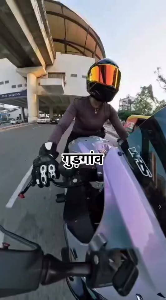 गुड़गांव में खुलेआम गुंडागर्दी महिला को मारी टक्कर
महिला बाइक सवार का पीछा कर कार ने मारी टक्कर, गुरुग्राम की सड़क पर हुई वारदात कैमरे में कैद.
गुरुग्राम में एक महिला बाइकर के साथ हिट एंड रन का मामला सामने आया है. रविवार, 13 सितंबर को गोल्फ कोर्स रोड पर एक कार ने महिला बाइकर की स्पोर्ट्स बाइक को टक्कर मार दी, जिससे वह बाइक से गिर गई और बाइक कई मीटर तक सड़क पर घिसटती चली गई. टक्कर मारने के बाद कार सवार मौके से फरार हो गए.
बाइक सवार युवती की पहचान सिया के रूप में हुई है. सड़क पर गिरने से उन्हें चोटें भी आईं. सिया ने मामले की जानकारी अपने इंस्टग्राम प्रोफाइल पर साझा की है.