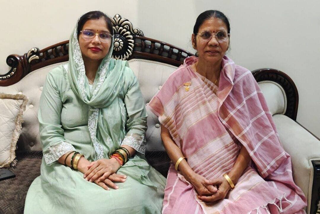 भरतपुर में सास-बहू की ऐतिहासिक जीत के बाद बधाइयों का लगा तांता,देश-प्रदेश और जिले भर के सैनी समाज के लोगों ने दी सास किरण देवी और बहू अंबिका सैनी को शुभकामनाएं,जीत के बाद सियासी गलियारों में नई चर्चा तेज - सास-बहू में से एक हो सकती है मेयर पद की उम्मीदवार, नगर निगम के वार्ड 36 से किरण देवी और वार्ड 02 से अंबिका सैनी ने निर्दलीय जीतकर रचा इतिहास, अब मेयर पद पर सबकी नजर।