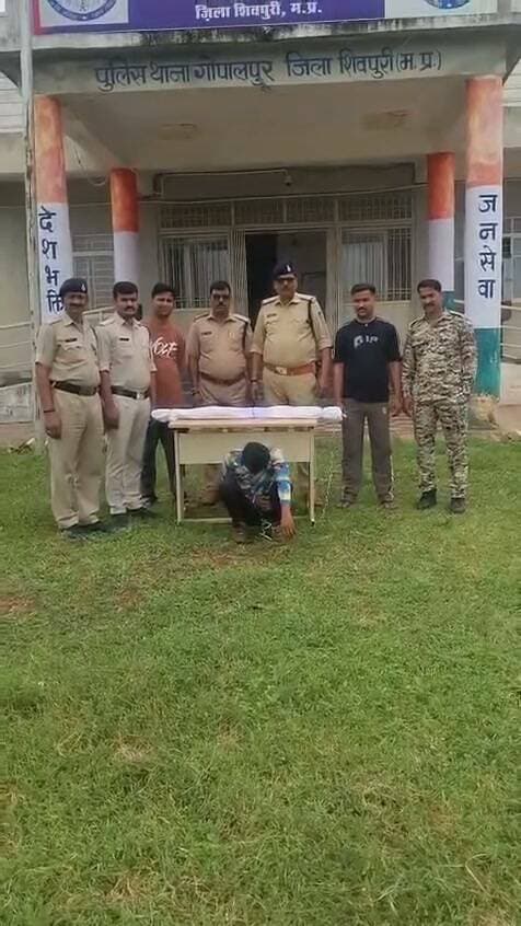 गोपालपुर पुलिस की अवैध हथियार के खिलाफ कार्रवाई, देशी भरमार बंदूक जब्त
गोपालपुर। थाना गोपालपुर पुलिस ने अवैध हथियारों के विरुद्ध कार्रवाई करते हुए मुखबिर की सूचना पर आरोपी टीपू खान को पकड़ा। पुलिस ने उसके कब्जे से एक देशी हाथ से बनी भरमार बंदूक बरामद कर जब्त की।
पुलिस ने आरोपी के विरुद्ध आर्म्स एक्ट के तहत अपराध पंजीबद्ध कर मामले को विवेचना में लिया है। पुलिस द्वारा अवैध हथियारों के खिलाफ लगातार कार्रवाई की जा रही है।
#MPPolice #GopalpurPolice #अवैधहथियार #ArmsAct #PoliceAction #भरमारबंदूक #शिवपुरी