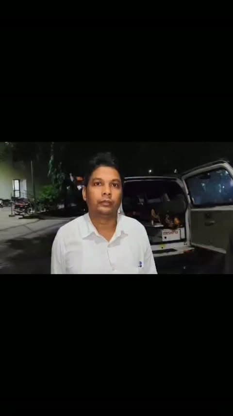 जिला अस्पताल में प्राइवेट एंबुलेंस रोकने का आरोप, घायल युवक की मौत,जरा सुनिए पूरी वारदात
कौशाम्बी। संदीपन घाट थाना क्षेत्र के पसौर गांव के पास देर रात अज्ञात चार पहिया वाहन की टक्कर से बाइक सवार दो युवक गंभीर रूप से घायल हो गए। पुलिस ने दोनों को मूरतगंज सीएचसी पहुंचाया, जहां से हालत गंभीर होने पर मेडिकल कॉलेज मंझनपुर रेफर किया गया।
इलाज के दौरान राम औतार (40), निवासी कोखराज की हालत बिगड़ गई। परिजनों ने उसे दूसरे अस्पताल ले जाने के लिए रेफर कराने की मांग की। रेफर होने के बाद परिजनों का आरोप है कि जिला अस्पताल में तैनात गार्ड ने प्राइवेट एंबुलेंस को अंदर आने से रोक दिया, जिससे काफी देर तक विवाद और बहस होती रही।
परिजनों के मुताबिक, एंबुलेंस अंदर आने में हुई देरी के दौरान मरीज की हालत और बिगड़ गई और रात करीब 12 बजे उसकी मौत हो गई। युवक की मौत के बाद परिजनों ने जिला अस्पताल में हंगामा किया और अस्पताल प्रशासन पर लापरवाही का आरोप लगाया।
सूचना पर प�