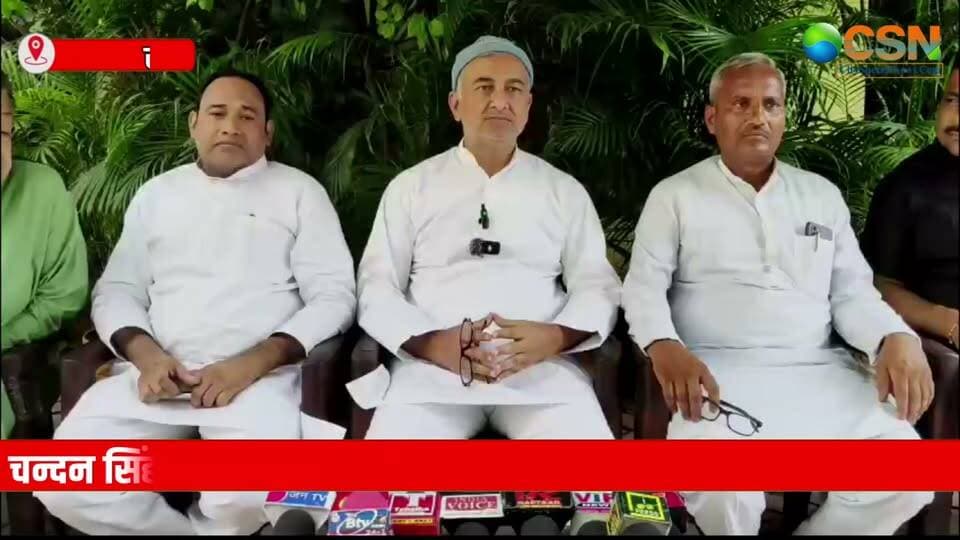 हाल ही में उत्तराखंड के पूर्व मुख्यमंत्री हरीश रावत के पी ए चन्दन सिंह जीना के घर पर ई डी द्वारा छापेमारी को लेकर मंगलौर विधायक काज़ी निज़ामुद्दीन ने भाजपा सरकार को आड़े हाथों लेते हुए कहा कि पिछले दस सालों से यह सरकार कहाँ सोई हुई थी जो चुनाव से ठीक पहले इन्हें छापेमारी की याद आ रही है ।
काज़ी निज़ामुद्दीन ने कहा कि हरीश रावत एक साफ सुथरी छवि के नेता रहे है और फिलहाल वह ना ही तो विधायक है और ना ही सांसद फिर भी भाजपा की भृष्ट सरकार को उनके पी ए के यहाँ छापेमारी का क्या औचित्य रहा यह बिल्कुल समझ से परे है उन्होंने आरोप यह भी लगाया कि अब सरकार पूरी तरह से बौखला चुकी है जिसको लेकर वह अनाप शनाप कार्य कर रही है पर अब कांग्रेस की सरकार आने वाली है जिसका अहसास भाजपा को पहले ही हो चुका है।
#HarishRawat #हरीशरावत #QaziNizamuddin #काजी_निजामुद्दीन #Mangalore #मंगलौर #EDRaid #EDRaidUttarakhand #ED #ईडीरेड #उत्तराखंडराजनीति #UttarakhandPolitics #Congress #कांग्रेस #BJP #बीजेपी #PoliticalNews #राजनीतिकखबर #UttarakhandNews #उत्तराखंडन्यूज #HarishRawatNews #CongressVsBJP #EDAction #BreakingNews #ViralNews #ViralNewsIndia #ElectionNews #चुनावीखबर #PoliticalWar #LatestNews