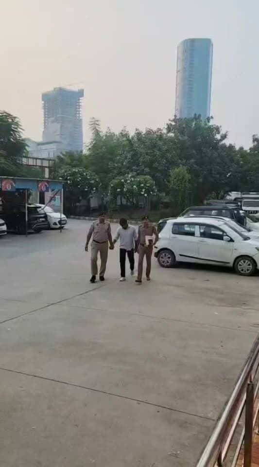 सेवानिवृत सेना अधिकारी के साथ मारपीट करने वाला आरोपी FIR दर्ज के 7 घंटे के अंदर गिरफ्तार।
गुरुग्राम, गौरव गर्ग, 14 सितंबर । 11 सितंबर को पुलिस थाना सैक्टर-65, गुरुग्राम की पुलिस टीम को एक सूचना एक व्यक्ति के साथ मारपीट होने के संबंध में प्राप्त हुई। जब पुलिस टीम द्वारा पीड़ित से सम्पर्क किया गया तो पीड़ित ने एक लिखित पत्र के माध्यम से बतलाया कि यह अपनी शिकायत बाद में देगा। उसके बाद 13 सितंबर को उक्त पीड़ित ने पुलिस थाना सैक्टर-65, गुरुग्राम की पुलिस टीम को एक लिखित शिकायत के माध्यम से बतलाया कि 10 सितंबर को यह मैग्नम ग्लोबल पार्क सैक्टर-58, गुरुग्राम में अपनी कार पार्क करने के लिए पार्किंग क्षेत्र में पहुंचा तो पार्किंग अटेंडेंट से पार्किंग में वाहन खड़ा करने को लेकर इनका विवाद हुआ। इसी दौरान एक व्यक्ति के द्वारा इनको चोट मारी गई। इस शिकायत पर पुलिस थाना सैक्टर-65, गुरुग्राम में संबंधित धाराओं के तहत अभियोग अंकित किया गया।
पुलिस थाना सैक्टर-65, गुरुग्राम की पुलिस टीम ने तत्परता से कार्यवाही करते हुए उपरोक्त अभियोग में आरोपी को मात्र 7 घंटे के अंदर 14 सितंबर को गिरफ्तार करने में सफलता हासिल की। आरोपी की पहचान दीपक मावी (उम्र-24 वर्ष) निवासी गांव कोट जिला फरीदाबाद, हरियाणा के रूप में हुई है। आरोपी ने पूछताछ पर बताया है कि घटना के दिन उसकी शिकायतकर्ता के साथ कार पार्किंग को लेकर विवाद हुआ तो उसने गुस्से में आकर पास पड़े एक लोहे के पाइप से शिकायतकर्ता पर वार किया जो उनकी बाजू पर लगा। शिकायतकर्ता से विस्तार से घटना क्रम बार गहनता से पूछताछ की जा रही है।
आरोपी से पुलिस पूछताछ में ज्ञात हुआ कि यह पार्किंग में गाड़ियां पार्क करने का काम करता है और उपरोक्त अभियोग में शिकायतकर्ता से इसकी कार पार्किंग को लेकर कहासुनी हो गई थी, जिसके कारण इसने उपरोक्त अभियोग की वारदात को अंजाम दिया।
पुलिस टीम द्वारा अभियोग में नियमानुसार आगामी कार्यवाही की जा रही है। अभियोग का अनुसंधान जारी है।
https://www.flipkart.com/ghar-soaps-wood-saffron-soap-glowing-refreshing-skin-pack-3/p/itm252542ee651c8?pid=SOPGS37CH5N3GS7G&marketplace=FLIPKART&cmpid=content_appretar_Grooming_Grooming_facebook&affid=inf_9fe131bc-14f2-473a-91b3-2de0d5e78694