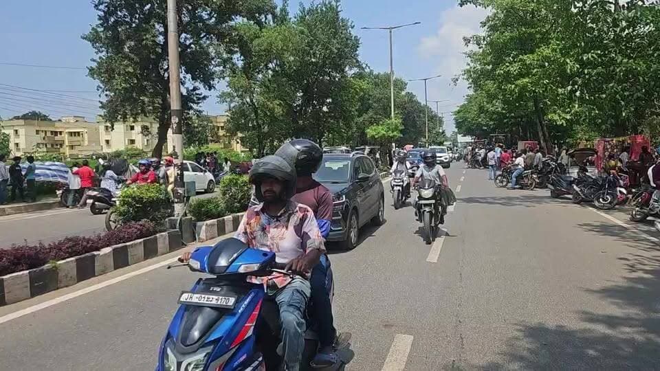 Ranchi LIVE ! बिरसा चौक पर अतिक्रमण के खिलाफ सड़क जाम ! Buldozer Action का विरोध | Ranchi News Today
#RanchiLive #RanchiNews #BirsaChowk #Ranchi #JharkhandNews #RanchiBreakingNews #RanchiNewsToday #Encroachment #अतिक्रमण #RanchiProtest #RoadJam #BulldozerAction #RanchiNagarNigam #Jharkhand #RanchiClubTV #LiveNews