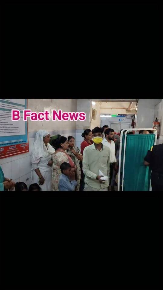 पंखे में करंट उतरने से हादसा, तीन लोग झुलसे, दो की हालत गंभीर
बहराइच। हरदी थाना क्षेत्र के गदामार खुर्द गांव में पंखे में करंट उतरने से दर्दनाक हादसा हो गया। करंट की चपेट में आने से दो महिलाओं समेत तीन लोग झुलस गए। हादसे के बाद मौके पर अफरा-तफरी मच गई। परिजनों ने आनन-फानन में सभी घायलों को उपचार के लिए अस्पताल पहुंचाया। चिकित्सकों ने प्राथमिक उपचार के बाद दो लोगों की हालत गंभीर बताई है। गंभीर घायलों को बेहतर इलाज के लिए उच्च चिकित्सा केंद्र रेफर किए जाने की तैयारी की जा रही है। घटना की जानकारी मिलते ही पुलिस ने मामले की जानकारी ली और हादसे के कारणों की जांच शुरू कर दी है।