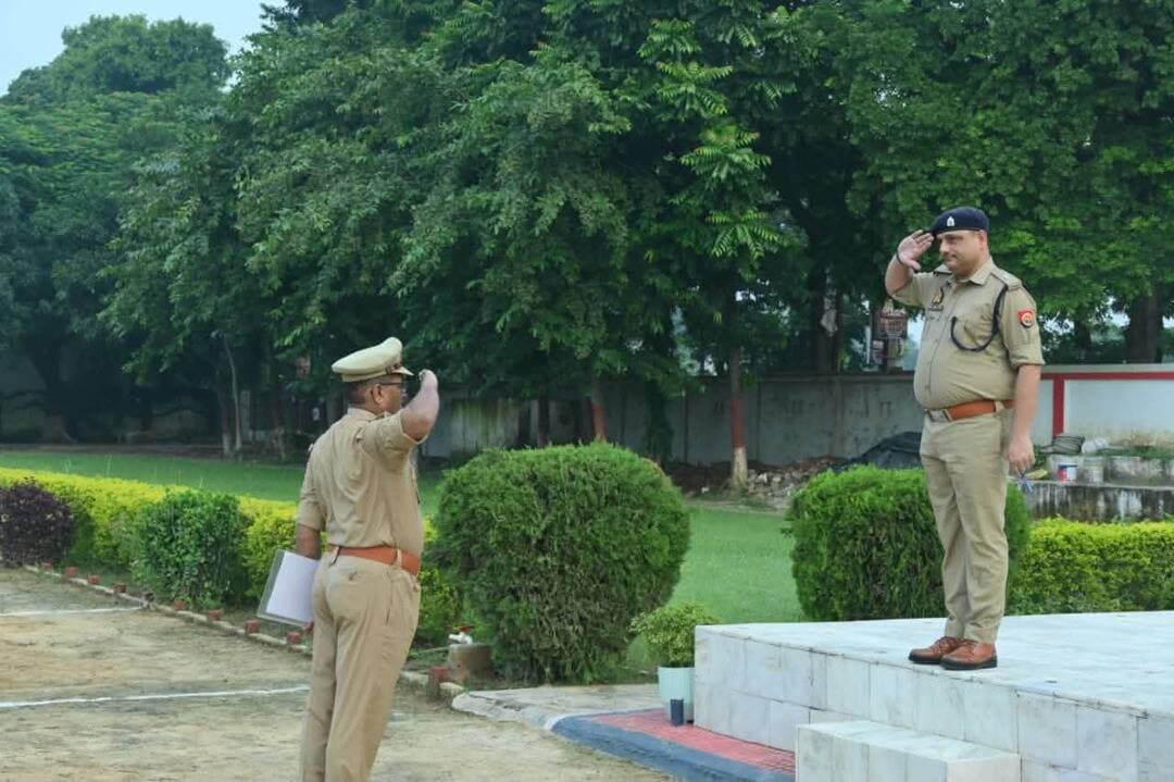 बाराबंकी पुलिस लाइन में मंगलवार परेड 👮♂️
एएसपी दक्षिणी रितेश कुमार सिंह ने ली सलामी
जवानों को कराई दौड़ और ड्रिल
फिटनेस और अनुशासन पर दिया जोर
आदेश कक्ष में रजिस्टरों की भी हुई चेकिंग
#BarabankiPolice #WeeklyParade #UPPolice #BarabankiNews #ASP