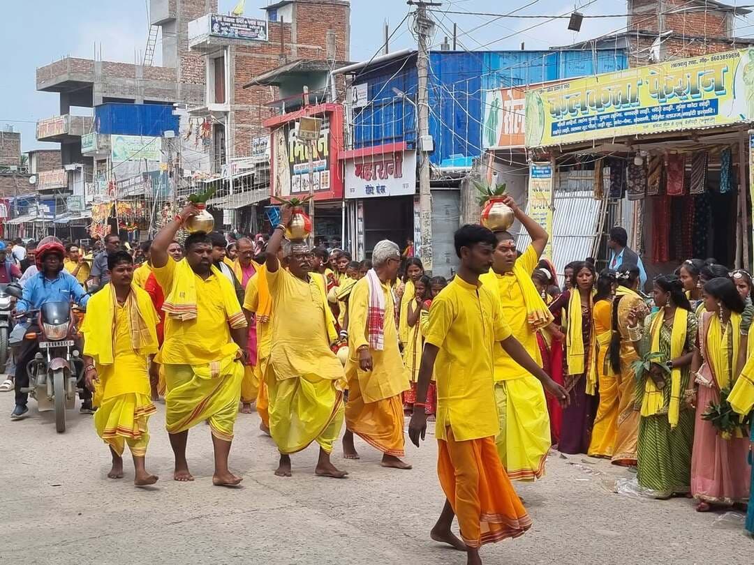 बेनीपट्टी में आस्था का अद्भुत नजारा… 🚩
श्री श्री 108 श्री बोलबम गणेश पूजा समिति द्वारा आयोजित 20वें गणेश पूजनोत्सव का आज भव्य आगाज हुआ।
इंदिरा चौक स्थित गणपति धाम पूजा स्थल से निकली भव्य कलश यात्रा में सैकड़ों कन्याएं सिर पर कलश लेकर सरिसब स्थित बछराजा नदी से पवित्र जल लेने के लिए रवाना हुईं।
कलश यात्रा में श्रद्धा और भक्ति का ऐसा नजारा देखने को मिला, जिसे देखकर हर कोई मंत्रमुग्ध हो गया।
पीले वस्त्रों में सजे समिति के सदस्य भी सिर पर कलश लेकर पारंपरिक वेशभूषा में यात्रा में शामिल हुए और भक्तिमय माहौल को और खास बना दिया।
वहीं, यात्रा के दौरान महाकाल का रूप धारण किए कलाकारों की शानदार प्रस्तुति आकर्षण का प्रमुख केंद्र रही। कलाकारों की प्रस्तुति और हर-हर महादेव के जयघोष से पूरा वातावरण भक्तिमय हो उठा।
सैकड़ों कलशों के साथ आगे बढ़ती कन्याओं की कतार और पीछे उमड़ा श्रद्धालुओं का जनसमूह… इस तरह से बेनीपट्टी की सड़कों पर आस्था और उत्साह का अद्भुत संगम देखने को मिला।
सरिसब स्थित बछराजा नदी पहुंचकर कन्याओं और श्रद्धालुओं ने पवित्र जल संग्रह किया, जिसे गणेश पूजनोत्सव के दौरान विधि-विधान से पूजा में इस्तेमाल किया जाएगा।
20 वर्षों से चली आ रही इस धार्मिक परंपरा के तहत इस बार भी 10 दिवसीय गणेश पूजनोत्सव का आयोजन किया जा रहा है।
आज की ये तस्वीरें सिर्फ एक धार्मिक आयोजन की तस्वीरें नहीं हैं… बल्कि बेनीपट्टी की आस्था, परंपरा और सामूहिक श्रद्धा की खूबसूरत तस्वीर हैं।
गणपति बप्पा मोरया… 🚩
हर-हर महादेव!