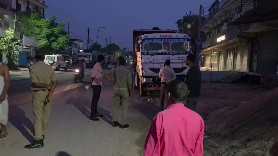 रायबरेली मे बालू लदे ओवरलोड ट्रकों पर कार्रवाई हुई है। कार्रवाई को लेकर एक सत्ताइस सेकंड का वीडियो भी वायरल हुआ है। घटना आज सुबह की है जब खनन विभाग ने शहर कोतवाली के लालगंज रायबरेली रोड पर राजघाट के पास मौरंग मंडी में सघन चेकिंग अभियान चला दिया। इस दौरान दो डंपर ओवर लोड पाये जाने पर उनका चालान कर दिया गया। खनन अधिकारी सुरेश लकड़ा ने बताया कि राजघाट के पास मौरंग लदे वाहनों की चैकिंग की गई थी। दो ओवरलोड डंपरों पर कार्रवाई करते हुए 30-30 हजार रुपये का चालान किया गया है। उन्होंने कहा आगे भी यह कार्रवाही जारी रहेगी और ओवरलोडिंग रोकी जाएगी।