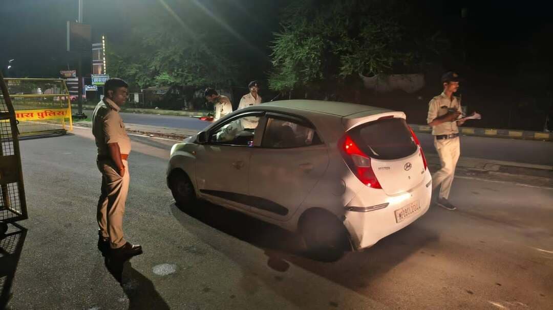 देर रात देवास पुलिस का सघन चेकिंग अभियान, 616 वाहन जांचे
5 संदिग्ध दोपहिया वाहन दस्तावेज सत्यापन के लिए थानों में खड़े कराए, 19 गुण्डे और 2 हिस्ट्रीशीटर भी चेक
देवास। अपराधों की रोकथाम और रात के समय सुरक्षा व्यवस्था को मजबूत करने के लिए देवास पुलिस ने 14-15 सितंबर की मध्यरात्रि जिलेभर में सघन वाहन चेकिंग और रात्रि गश्त अभियान चलाया। पुलिस टीमों ने प्रमुख मार्गों, चौराहों, प्रवेश-निकास मार्गों और संवेदनशील क्षेत्रों में निगरानी करते हुए कुल 616 वाहनों की जांच की।
इनमें शहरी क्षेत्र के 459 और ग्रामीण क्षेत्र के 157 वाहन शामिल रहे। चेकिंग के दौरान दस्तावेजों को लेकर संदिग्ध पाए गए 5 दोपहिया वाहनों को सत्यापन के लिए संबंधित थाना और चौकी पर खड़ा कराया गया।
मक्सी बायपास से लेकर सोनकच्छ तक कार्रवाई
बैंक नोट प्रेस थाना पुलिस ने मक्सी बायपास पर एक संदिग्ध मोटरसाइकिल को रोककर जांच की। दस्तावेजों के सत्यापन के लिए वाहन को थाने में खड़ा कराया गया है।
वहीं सोनकच्छ पुलिस ने रात्रि गश्त के दौरान 3 संदिग्ध दोपहिया वाहन पकड़े और दस्तावेज सत्यापन के लिए थाने पर खड़े कराए। डबलचौकी पुलिस ने भी एक संदिग्ध दोपहिया वाहन को दस्तावेज जांच के लिए चौकी पर खड़ा कराया।
21 निगरानीशुदा बदमाश भी चेक
वाहन चेकिंग के साथ पुलिस ने निगरानीशुदा बदमाशों की गतिविधियों पर भी नजर रखी। जिले के विभिन्न थाना क्षेत्रों में 19 गुण्डों और 2 हिस्ट्रीशीटरों की चेकिंग कर उनकी मौजूदगी और गतिविधियों का सत्यापन किया गया।
पुलिस अधीक्षक पुनीत गेहलोत के निर्देश पर यह अभियान अपराध नियंत्रण और रात के समय संदिग्ध गतिविधियों पर प्रभावी निगरानी के उद्देश्य से चलाया गया। पुलिस के अनुसार रात्रि गश्त, नाकाबंदी, वाहन चेकिंग और निगरानीशुदा बदमाशों की जांच आगे भी जारी रहेगी।
पुलिस ने आमजन से अपील की है कि रात में वाहन चलाते समय यातायात नियमों का पालन करें, नशे की हालत में वाहन न चलाएं और किसी भी संदिग्ध व्यक्ति, वाहन या गतिविधि की सूचना तत्काल डायल-112 पर दें।
