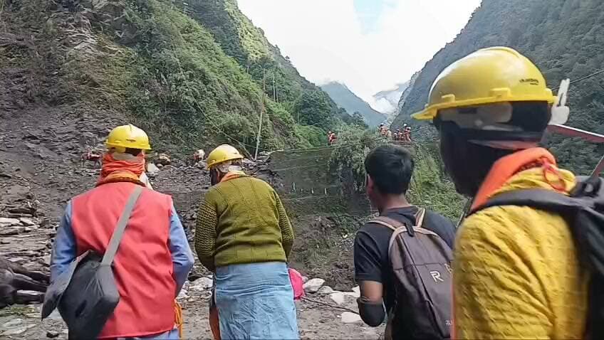 🚨केदारनाथ धाम यात्रा 36 घंटे बाद फिर सुचारु
केदारनाथ यात्रा मार्ग के चीरबासा भूस्खलन जोन में रास्ता सुरक्षित किए जाने के बाद यात्रा दोबारा शुरू कर दी गई है। 🙏
🔹 सोनप्रयाग से 200-200 श्रद्धालुओं के अंतराल में यात्रियों को केदारनाथ धाम की ओर भेजा जा रहा है।
🔹 चीरबासा में सुरक्षा जवान श्रद्धालुओं को भूस्खलन प्रभावित क्षेत्र से सुरक्षित पार करा रहे हैं।
🔹 यात्रा दोबारा शुरू होने पर सबसे पहले काली मां की डोली को चीरबासा भूस्खलन जोन से सुरक्षित पार कराया गया।
प्रशासन और आपदा राहत टीमें लगातार मौके पर निगरानी बनाए हुए हैं। श्रद्धालुओं की सुरक्षा को प्राथमिकता देते हुए यात्रा को नियंत्रित तरीके से आगे बढ़ाया जा रहा है। 🚩
बाबा केदार के दर्शन के लिए यात्रा फिर शुरू… हर हर महादेव! 🔱🙏
#KedarnathDham #KedarnathYatra #Kedarnath #Uttarakhand #CharDhamYatra #Sonprayag #KedarnathNews #हरहरमहादेव #बाबाकेदार