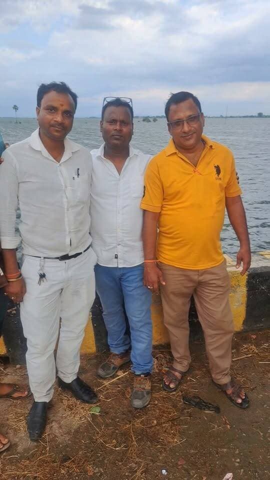 घाटकोसुम्भा प्रखंड में बाढ़ का दौरा करते समाज सेवी राहुल अकेला..