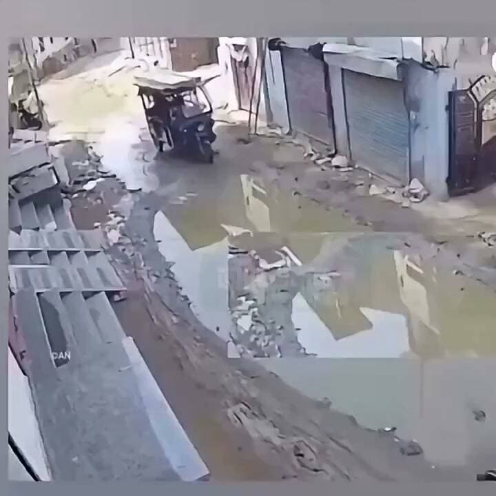 рдУрд╡рд░рд▓реЛрдб рдИ-рд░рд┐рдХреНрд╢рд╛ рдкрд▓рдЯрд╛, рдЬрд░реНрдЬрд░ рд╕рдбрд╝рдХ рдиреЗ рдмрдврд╝рд╛рдпрд╛ рд╣рд╛рджрд╕реЗ рдХрд╛ рдЦрддрд░рд╛
рд░рд╛рд╣рдЧреАрд░реЛрдВ рдиреЗ рджрд┐рдЦрд╛рдИ рдЗрдВрд╕рд╛рдирд┐рдпрдд, рдИ-рд░рд┐рдХреНрд╢рд╛ рдЙрдард╛рдХрд░ рдлрдВрд╕реЗ рд▓реЛрдЧреЛрдВ рдХреЛ рдирд┐рдХрд╛рд▓рдиреЗ рдХрд╛ рдХрд┐рдпрд╛ рдкреНрд░рдпрд╛рд╕
рд╕рдбрд╝рдХ рд╕реБрд░рдХреНрд╖рд╛, рдУрд╡рд░рд▓реЛрдбрд┐рдВрдЧ рдФрд░ рдкреНрд░рд╢рд╛рд╕рдирд┐рдХ рдирд┐рдЧрд░рд╛рдиреА рдкрд░ рдЙрдареЗ рдЧрдВрднреАрд░ рд╕рд╡рд╛рд▓
тЬТя╕П рд░рд┐рдкреЛрд░реНрдЯ: рдпреВрдкреА рд╣реЗрдб рдирд╛рдЧреЗрдВрджреНрд░ рдкрд╛рдВрдбрдпреЗ
рдкрдЯрдирд╛ред рдмрд┐рд╣рд╛рд░ рдХреА рд░рд╛рдЬрдзрд╛рдиреА рдкрдЯрдирд╛ рд╕реЗ рд╕рд╛рдордиреЗ рдЖрдП рдПрдХ рд╡рд╛рдпрд░рд▓ рд╡реАрдбрд┐рдпреЛ рдиреЗ рд╕рдбрд╝рдХ рд╕реБрд░рдХреНрд╖рд╛ рд╡реНрдпрд╡рд╕реНрдерд╛ рдФрд░ рдУрд╡рд░рд▓реЛрдбрд┐рдВрдЧ рдХреА рд╕рдорд╕реНрдпрд╛ рдХреЛ рд▓реЗрдХрд░ рдХрдИ рдЧрдВрднреАрд░ рд╕рд╡рд╛рд▓ рдЦрдбрд╝реЗ рдХрд░ рджрд┐рдП рд╣реИрдВред рд╡рд╛рдпрд░рд▓ рд╡реАрдбрд┐рдпреЛ рдореЗрдВ рдХрдерд┐рдд рддреМрд░ рдкрд░ рдПрдХ рдУрд╡рд░рд▓реЛрдб рдИ-рд░рд┐рдХреНрд╢рд╛ рдЦрд░рд╛рдм рд╕рдбрд╝рдХ рдкрд░ рдЕрд╕рдВрддреБрд▓рд┐рдд рд╣реЛрдХрд░ рдкрд▓рдЯ рдЬрд╛рддрд╛ рд╣реИред рд╣рд╛рджрд╕реЗ рдХреЗ рдмрд╛рдж рдЖрд╕рдкрд╛рд╕ рдореМрдЬреВрдж рд▓реЛрдЧреЛрдВ рдиреЗ рддреБрд░рдВрдд рдорд╛рдирд╡рддрд╛ рдХрд╛ рдкрд░рд┐рдЪрдп рджреЗрддреЗ рд╣реБрдП рдЕрдкрдиреА рдЬрд╛рди рдХреА рдкрд░рд╡рд╛рд╣ рдХрд┐рдП рдмрд┐рдирд╛ рдИ-рд░рд┐рдХреНрд╢рд╛ рдХреЛ рдЙрдард╛рдХрд░ рдЙрд╕рдХреЗ рдиреАрдЪреЗ рджрдмреЗ рд▓реЛрдЧреЛрдВ рдХреЛ рдмрд╛рд╣рд░ рдирд┐рдХрд╛рд▓рдиреЗ рдХрд╛ рдкреНрд░рдпрд╛рд╕ рдХрд┐рдпрд╛ред
рдкреНрд░рд╛рд░рдВрднрд┐рдХ рдЬрд╛рдирдХрд╛рд░реА рдХреЗ рдЕрдиреБрд╕рд╛рд░, рдШрдЯрдирд╛ рдХрд╛ рдПрдХ рдХрд╛рд░рдг рдИ-рд░рд┐рдХреНрд╢рд╛ рдореЗрдВ рдХреНрд╖рдорддрд╛ рд╕реЗ рдЕрдзрд┐рдХ рд╕рд╡рд╛рд░реА рд╣реЛрдирд╛ рдФрд░ рд╕рдбрд╝рдХ рдХреА рдЦрд░рд╛рдм рд╕реНрдерд┐рддрд┐ рдмрддрд╛рдИ рдЬрд╛ рд░рд╣реА рд╣реИред рд╣рд╛рд▓рд╛рдВрдХрд┐, рджреБрд░реНрдШрдЯрдирд╛ рдХреЗ рд╡рд╛рд╕реНрддрд╡рд┐рдХ рдХрд╛рд░рдгреЛрдВ рдХреА рдкреБрд╖реНрдЯрд┐ рд╕рдВрдмрдВрдзрд┐рдд рдкреНрд░рд╢рд╛рд╕рди рдХреА рдЬрд╛рдВрдЪ рдХреЗ рдмрд╛рдж рд╣реА рд╣реЛ рд╕рдХреЗрдЧреАред
рдШрдЯрдирд╛ рдХрд╛ рд╡реАрдбрд┐рдпреЛ рд╕реЛрд╢рд▓ рдореАрдбрд┐рдпрд╛ рдкрд░ рддреЗрдЬреА рд╕реЗ рд╡рд╛рдпрд░рд▓ рд╣реЛ рд░рд╣рд╛ рд╣реИред рд╡реАрдбрд┐рдпреЛ рдореЗрдВ рд╕реНрдерд╛рдиреАрдп рд▓реЛрдЧреЛрдВ рдХреА рддрддреНрдкрд░рддрд╛ рд╕рд╛рдл рджрд┐рдЦрд╛рдИ рджреЗрддреА рд╣реИ, рдЬрд┐рдиреНрд╣реЛрдВрдиреЗ рдмрд┐рдирд╛ рдХрд┐рд╕реА рджреЗрд░реА рдХреЗ рд░рд╛рд╣рдд рдХрд╛рд░реНрдп рд╢реБрд░реВ рдХрд░ рджрд┐рдпрд╛ред рд▓реЛрдЧреЛрдВ рдХрд╛ рдпрд╣ рдкреНрд░рдпрд╛рд╕ рдЖрдкрджрд╛ рдХреА рдШрдбрд╝реА рдореЗрдВ рд╕рд╛рдорд╛рдЬрд┐рдХ рдЬрд┐рдореНрдореЗрджрд╛рд░реА рдФрд░ рдорд╛рдирд╡рддрд╛ рдХреА рдорд┐рд╕рд╛рд▓ рдорд╛рдирд╛ рдЬрд╛ рд░рд╣рд╛ рд╣реИред
рд╣рд╛рд▓рд╛рдВрдХрд┐ рдЗрд╕ рдШрдЯрдирд╛ рдиреЗ рдХрдИ рдЕрд╣рдо рд╕рд╡рд╛рд▓ рднреА рдЦрдбрд╝реЗ рдХрд┐рдП рд╣реИрдВред рдпрджрд┐ рдУрд╡рд░рд▓реЛрдбрд┐рдВрдЧ рдФрд░ рд╕рдбрд╝рдХ рдХреА рдЦрд░рд╛рдм рд╕реНрдерд┐рддрд┐ рдкрд╣рд▓реЗ рд╕реЗ рдореМрдЬреВрдж рдереА, рддреЛ рд╕рдВрдмрдВрдзрд┐рдд рд╡рд┐рднрд╛рдЧреЛрдВ рджреНрд╡рд╛рд░рд╛ рд╕рдордп рд░рд╣рддреЗ рдкреНрд░рднрд╛рд╡реА рдХрд╛рд░реНрд░рд╡рд╛рдИ рдХреНрдпреЛрдВ рдирд╣реАрдВ рдХреА рдЧрдИ? рдХреНрдпрд╛ рдирд┐рдпрдорд┐рдд рдирд┐рд░реАрдХреНрд╖рдг рдФрд░ рдпрд╛рддрд╛рдпрд╛рдд рдирд┐рдпрдореЛрдВ рдХрд╛ рдкрд╛рд▓рди рд╕реБрдирд┐рд╢реНрдЪрд┐рдд рдХрд┐рдпрд╛ рдЬрд╛ рд░рд╣рд╛ рд╣реИ? рдХреНрдпрд╛ рдЬрд░реНрдЬрд░ рд╕рдбрд╝рдХреЛрдВ рдХреА рдорд░рдореНрдордд рдФрд░ рдУрд╡рд░рд▓реЛрдб рд╡рд╛рд╣рдиреЛрдВ рдХреЗ рдЦрд┐рд▓рд╛рдл рдЕрднрд┐рдпрд╛рди рдкрд░реНрдпрд╛рдкреНрдд рд╣реИрдВ?
рд╕рдбрд╝рдХ рд╕реБрд░рдХреНрд╖рд╛ рд╡рд┐рд╢реЗрд╖рдЬреНрдЮреЛрдВ рдХрд╛ рдорд╛рдирдирд╛ рд╣реИ рдХрд┐ рдЕрдзрд┐рдХрд╛рдВрд╢ рд╕рдбрд╝рдХ рджреБрд░реНрдШрдЯрдирд╛рдУрдВ рдХреЛ рд╕рдордп рд░рд╣рддреЗ рд░реЛрдХрд╛ рдЬрд╛ рд╕рдХрддрд╛ рд╣реИ, рдпрджрд┐ рд╡рд╛рд╣рди рдХреНрд╖рдорддрд╛ рдХрд╛ рдкрд╛рд▓рди рд╣реЛ, рд╕рдбрд╝рдХреЗрдВ рд╕реБрд░рдХреНрд╖рд┐рдд рд╣реЛрдВ рдФрд░ рдпрд╛рддрд╛рдпрд╛рдд рдирд┐рдпрдореЛрдВ рдХреЛ рд╕рдЦреНрддреА рд╕реЗ рд▓рд╛рдЧреВ рдХрд┐рдпрд╛ рдЬрд╛рдПред рдИ-рд░рд┐рдХреНрд╢рд╛ рдЬреИрд╕реЗ рд╕рд╛рд░реНрд╡рдЬрдирд┐рдХ рдкрд░рд┐рд╡рд╣рди рд╕рд╛рдзрдиреЛрдВ рдореЗрдВ рдУрд╡рд░рд▓реЛрдбрд┐рдВрдЧ рди рдХреЗрд╡рд▓ рдирд┐рдпрдореЛрдВ рдХрд╛ рдЙрд▓реНрд▓рдВрдШрди рд╣реИ рдмрд▓реНрдХрд┐ рдпрд╛рддреНрд░рд┐рдпреЛрдВ рдХреА рдЬрд╛рди рдХреЛ рднреА рдЧрдВрднреАрд░ рдЦрддрд░реЗ рдореЗрдВ рдбрд╛рд▓рддреА рд╣реИред
рдлрд┐рд▓рд╣рд╛рд▓ рд╣рд╛рджрд╕реЗ рдореЗрдВ рдШрд╛рдпрд▓ рд▓реЛрдЧреЛрдВ рдХреА рд╕реНрдерд┐рддрд┐ рдФрд░ рдиреБрдХрд╕рд╛рди рдХреА рдЖрдзрд┐рдХрд╛рд░рд┐рдХ рдЬрд╛рдирдХрд╛рд░реА рд╕рдВрдмрдВрдзрд┐рдд рдкреНрд░рд╢рд╛рд╕рди рдХреА рдЬрд╛рдВрдЪ рдХреЗ рдмрд╛рдж рд╣реА рд╕реНрдкрд╖реНрдЯ рд╣реЛрдЧреАред рдРрд╕реЗ рдорд╛рдорд▓реЛрдВ рдореЗрдВ рддрдереНрдпреЛрдВ рдХреА рдкреБрд╖реНрдЯрд┐ рд╕реЗ рдкрд╣рд▓реЗ рдХрд┐рд╕реА рднреА рдирд┐рд╖реНрдХрд░реНрд╖ рдкрд░ рдкрд╣реБрдВрдЪрдиреЗ рд╕реЗ рдмрдЪрдирд╛ рдЪрд╛рд╣рд┐рдПред
рдирд╛рдЧрд░рд┐рдХреЛрдВ рдХреА рддрддреНрдкрд░рддрд╛ рд╕рд░рд╛рд╣рдиреАрдп рд╣реИ, рд▓реЗрдХрд┐рди рд╕рдбрд╝рдХ рд╕реБрд░рдХреНрд╖рд╛ рдХреА рдкрд╣рд▓реА рдЬрд┐рдореНрдореЗрджрд╛рд░реА рд╡реНрдпрд╡рд╕реНрдерд╛ рдХреА рд╣реИред рдпрджрд┐ рд╕рдордп рд░рд╣рддреЗ рд╕рдбрд╝рдХреЛрдВ рдХреА рдорд░рдореНрдордд, рдУрд╡рд░рд▓реЛрдбрд┐рдВрдЧ рдкрд░ рдирд┐рдпрдВрддреНрд░рдг рдФрд░ рдирд┐рдпрдорд┐рдд рдирд┐рдЧрд░рд╛рдиреА рд╕реБрдирд┐рд╢реНрдЪрд┐рдд рд╣реЛ, рддреЛ рдРрд╕реА рдШрдЯрдирд╛рдУрдВ рдХреА рд╕рдВрднрд╛рд╡рдирд╛ рдХрд╛рдлреА рд╣рдж рддрдХ рдХрдо рдХреА рдЬрд╛ рд╕рдХрддреА рд╣реИред
ЁЯЯе ND NEWS | рджреИрдирд┐рдХ рдирд┐рд╖реНрдкрдХреНрд╖ рдзрд╛рд░рд╛ рдХреА рдЕрдкреАрд▓
рд╕рднреА рд╡рд╛рд╣рди рдЪрд╛рд▓рдХреЛрдВ рд╕реЗ рдЕрдиреБрд░реЛрдз рд╣реИ рдХрд┐ рд╡рд╛рд╣рди рдХреА рдирд┐рд░реНрдзрд╛рд░рд┐рдд рдХреНрд╖рдорддрд╛ рд╕реЗ рдЕрдзрд┐рдХ рд╕рд╡рд╛рд░реА рди рдмреИрдард╛рдПрдВ рдФрд░ рдЦрд░рд╛рдм рд╕рдбрд╝рдХреЛрдВ рдкрд░ рд╡рд┐рд╢реЗрд╖ рд╕рд╛рд╡рдзрд╛рдиреА рдмрд░рддреЗрдВред рдирд╛рдЧрд░рд┐рдХреЛрдВ рд╕реЗ рдЕрдкреАрд▓ рд╣реИ рдХрд┐ рджреБрд░реНрдШрдЯрдирд╛ рдХреА рд╕реНрдерд┐рддрд┐ рдореЗрдВ рдШрд╛рдпрд▓реЛрдВ рдХреА рд╕рд╣рд╛рдпрддрд╛ рдХрд░реЗрдВ, рд▓реЗрдХрд┐рди рдЕрдкрдиреА рд╕реБрд░рдХреНрд╖рд╛ рдХрд╛ рднреА рдкреВрд░рд╛ рдзреНрдпрд╛рди рд░рдЦреЗрдВ рддрдерд╛ рддреБрд░рдВрдд рдПрдореНрдмреБрд▓реЗрдВрд╕ рдФрд░ рдкреБрд▓рд┐рд╕ рдХреЛ рд╕реВрдЪрдирд╛ рджреЗрдВред рд╕рдВрдмрдВрдзрд┐рдд рд╡рд┐рднрд╛рдЧреЛрдВ рд╕реЗ рдЕрдкреЗрдХреНрд╖рд╛ рд╣реИ рдХрд┐ рдУрд╡рд░рд▓реЛрдбрд┐рдВрдЧ рдХреЗ рд╡рд┐рд░реБрджреНрдз рдирд┐рдпрдорд┐рдд рдЕрднрд┐рдпрд╛рди рдЪрд▓рд╛рдПрдВ, рдЬрд░реНрдЬрд░ рд╕рдбрд╝рдХреЛрдВ рдХреА рд╢реАрдШреНрд░ рдорд░рдореНрдордд рдХрд░рд╛рдПрдВ рдФрд░ рд╕рдбрд╝рдХ рд╕реБрд░рдХреНрд╖рд╛ рдорд╛рдирдХреЛрдВ рдХрд╛ рдХрдбрд╝рд╛рдИ рд╕реЗ рдкрд╛рд▓рди рд╕реБрдирд┐рд╢реНрдЪрд┐рдд рдХрд░реЗрдВред
ЁЯСЗЁЯСЗЁЯСЗЁЯСЗ
#NDNews #рджреИрдирд┐рдХ_рдирд┐рд╖реНрдкрдХреНрд╖_рдзрд╛рд░рд╛ #Patna #Bihar #RoadSafety #ERickshaw #RoadAccident #Overloading #TrafficSafety #BiharPolice #RoadInfrastructure #PublicSafety #PatnaNews
ЁЯСЗЁЯСЗЁЯСЗ
@officecmbihar
@BiharPolice
@PatnaPolice24x7
@BiharTrafficPol
@BiharRoadDept
@nitishkumar
@IPRD_Bihar
@MORTHIndia
ЁЯСЗЁЯСЗЁЯСЗ
ЁЯЯе ND NEWS | рджреИрдирд┐рдХ рдирд┐рд╖реНрдкрдХреНрд╖ рдзрд╛рд░рд╛
рдореБрдЦреНрдп рд╕рдВрдкрд╛рджрдХ / рд╕рдВрд╕реНрдерд╛рдкрдХ: рд░рд╛рдЬрди рд╕рд┐рдВрд╣ рд╣рд╛рдбрд╝рд╛
рд╕рд╣-рд╕рдВрдкрд╛рджрдХ: рд╢рд╛рд▓рд┐рдиреА рд╕рд┐рдВрд╣ рднрджреМрд░рд┐рдпрд╛
тЬТя╕П рд░рд┐рдкреЛрд░реНрдЯ: рдпреВрдкреА рд╣реЗрдб рдирд╛рдЧреЗрдВрджреНрд░ рдкрд╛рдВрдбрдпреЗ
ЁЯУН рдХрд╛рд░реНрдпрд╛рд▓рдп-3: U158, рд╣реАрд░рд╛ рд╕реНрд╡реАрдЯреНрд╕ рдХреЗ рдкрд╛рд╕, рд╡рд┐рдХрд╛рд╕ рдорд╛рд░реНрдЧ, рд▓рдХреНрд╖реНрдореА рдирдЧрд░, рдкреВрд░реНрд╡реА рджрд┐рд▓реНрд▓реА, рдкрд┐рди рдХреЛрдб тАУ (110092) (NCR)
ЁЯУН рдХрд╛рд░реНрдпрд╛рд▓рдп-2: рд╡рд┐рдзрд╛рдирд╕рднрд╛ рд░реЛрдб, рдмрд░реНрд▓рд┐рдВрдЧрдЯрди рдЪреМрд░рд╛рд╣рд╛, рд▓рдЦрдирдК (226001) (UP)
ЁЯУН рдХрд╛рд░реНрдпрд╛рд▓рдп-1: 1/1 рдЕрдЯрд▓ рдмрд┐рд╣рд╛рд░реА рдЪреМрд░рд╛рд╣рд╛, рдирд┐рдпрд░ рдмрд░реНрдорд╛ рдЪреМрд░рд╛рд╣рд╛, рдлрддреЗрд╣рдкреБрд░ (212601) (UP)
ЁЯУЕ рджрд┐рдирд╛рдВрдХ: 15 рд╕рд┐рддрдореНрдмрд░ 2026
ЁЯУЖ рджрд┐рди: рдордВрдЧрд▓рд╡рд╛рд░
ЁЯУз Email: ndnewschannel@gmail.com
ЁЯУЮ рдореЛрдмрд╛рдЗрд▓: 9696119696
рдиреЛрдЯ: рдпрд╣ рд╕рдорд╛рдЪрд╛рд░ рд╕реЛрд╢рд▓ рдореАрдбрд┐рдпрд╛ рдкрд░ рд╡рд╛рдпрд░рд▓ рд╡реАрдбрд┐рдпреЛ рдФрд░ рдЙрдкрд▓рдмреНрдз рдкреНрд░рд╛рд░рдВрднрд┐рдХ рдЬрд╛рдирдХрд╛рд░реА рдкрд░ рдЖрдзрд╛рд░рд┐рдд рд╣реИред рджреБрд░реНрдШрдЯрдирд╛ рдХреЗ рдХрд╛рд░рдгреЛрдВ, рдШрд╛рдпрд▓реЛрдВ рдХреА рд╕реНрдерд┐рддрд┐ рдФрд░ рдЕрдиреНрдп рддрдереНрдпреЛрдВ рдХреА рдЕрдВрддрд┐рдо рдкреБрд╖реНрдЯрд┐ рд╕рдВрдмрдВрдзрд┐рдд рдкреНрд░рд╢рд╛рд╕рди рдХреА рдЬрд╛рдВрдЪ рдХреЗ рдмрд╛рдж рд╣реА рдорд╛рдиреА рдЬрд╛рдПрдЧреАред
