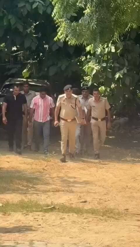 *अवैध हथियार रखने वालों की हिसार पुलिस में कोई जगह नहीं—12 क्वार्टर चौकी पुलिस ने 6 खतरनाक तेजधार हथियारों सहित आरोपी दबोचा*
*महाबीर कॉलोनी में कार्रवाई, आरोपी के कब्जे से 2 छुरियां, 2 बरछे व 2 चांदनुमा खतरनाक हथियार बरामद*
हिसार, 15 सितम्बर । पुलिस अधीक्षक हिसार श्री सिद्धान्त जैन, आईपीएस के कुशल नेतृत्व एवं दिशा-निर्देशन में हिसार पुलिस द्वारा अवैध हथियार रखने एवं आपराधिक गतिविधियों में संलिप्त व्यक्तियों के खिलाफ लगातार सख्त कार्रवाई की जा रही है। इसी अभियान के तहत थाना HTM की 12 क्वार्टर चौकी पुलिस ने महाबीर कॉलोनी हिसार में कार्रवाई करते हुए एक आरोपी को 6 खतरनाक तेजधार हथियारों सहित गिरफ्तार किया है। गिरफ्तार आरोपी की पहचान प्रवीन उर्फ घोलू पुत्र अमरनाथ, निवासी पीर बाबा वाली गली, महाबीर कॉलोनी हिसार के रूप में हुई है।
*मंदिर के अंदर बैडशीट में छिपाकर रखे थे हथियार*
12 क्वार्टर चौकी पुलिस प्रभारी ASI राकेश कुमार ने बताया की उनकी टीम को गुप्त सूचना प्राप्त हुई थी कि प्रवीन उर्फ घोलू ने अपने घर के सामने बने मंदिर के अंदर अवैध तरीके से तैयार किए गए तेजधार हथियार बैडशीट में लपेटकर छिपाकर रखे हुए हैं। सूचना पर तुरंत कार्रवाई करते हुए पुलिस टीम मौके पर पहुंची। पुलिस को देखकर आरोपी वहां से तेज कदमों से जाने लगा, जिसे पुलिस कर्मचारियों की सहायता से काबू कर लिया गया। पूछताछ के दौरान आरोपी ने अपना नाम प्रवीन उर्फ घोलू बताया। पुलिस टीम द्वारा मौके पर एक स्वतंत्र गवाह की मौजूदगी में बैडशीट खोलकर जांच की गई तो उसके अंदर से 2 तेजधार लोहे की छुरियां, 2 तेजधार बरछे तथा 2 चांदनुमा खतरनाक हथियार बरामद हुए।
*बरामद हथियारों का विवरण*
पुलिस द्वारा बरामद किए गए हथियारों को कब्जे में लेकर नियमानुसार सीजर मेमो तैयार किया गया तथा सभी हथियारों को अलग-अलग पैक करके सील किया गया।
• 2 तेजधार लोहे की छुरियां
• 2 तेजधार बरछे
• 2 चांदनुमा खतरनाक हथियार
बरामद हथियारों को पुलिस कब्जे में लेकर आरोपी के खिलाफ धारा 25-54-59 आर्म्स एक्ट के तहत थाना HTM हिसार में अभियोग दर्ज किया गया है।
*एसपी हिसार का सख्त संदेश*
पुलिस अधीक्षक हिसार श्री सिद्धान्त जैन ने कहा कि अवैध हथियार रखना और उनका इस्तेमाल कर समाज में भय का माहौल पैदा करना किसी भी सूरत में बर्दाश्त नहीं किया जाएगा। हिसार पुलिस द्वारा ऐसे व्यक्तियों की पहचान कर उनके खिलाफ कड़ी कानूनी कार्रवाई की जा रही है।
उन्होंने कहा कि अपराध की नीयत से अवैध हथियार रखने वाले व्यक्ति यह भ्रम न पालें कि वे पुलिस की नजरों से बच सकते हैं। हिसार पुलिस की टीमें ऐसे तत्वों पर लगातार नजर रख रही हैं और अवैध हथियारों की बरामदगी एवं अपराधियों की धरपकड़ के लिए अभियान आगे भी जारी रहेगा।
पुलिस अधीक्षक ने आमजन से भी अपील की कि यदि किसी व्यक्ति के पास अवैध हथियार होने या किसी आपराधिक गतिविधि में संलिप्त होने की जानकारी है तो इसकी सूचना तुरंत पुलिस को दें। सूचना देने वाले की पहचान गोपनीय रखी जाएगी।