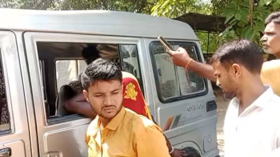 नवादा जिले के नारदीगंज प्रखंड अंतर्गत पचेया गांव में मंगलवार सुबह लगभग 09:30 बजे खेत में काम करने के दौरान बिजली करंट की चपेट में आजाने से 40 वर्षीय गरीबन यादव पिता स्व. सुरेश यादव की मौत हो गई,। बता दें कि मृतक के दो पुत्री व दो पुत्र हैं, घटना से परिजनों का रो-रोकर बुरा हाल है, ग्रामीणों ने जिला प्रशासन से आपदा राहत कोष से पीड़ित परिवार को आर्थिक मुआवजा देने की मांग की है।