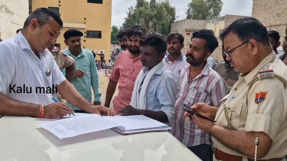 9 सालों से प्रताड़ित देवाराम ने उठाया इतना बड़ा कदम,मौके पर पहुंची पुलिस,समाज ने दिया धरना।
Barmer Police Rajasthan Police Jodhpur Police Jaipur Police Mewaram Jain Swaroop Singh Khara Dr Priyanka Chaudhary