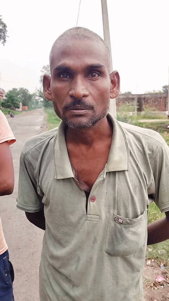 घुरमी में दो महीने से जला 25 केवीए ट्रांसफार्मर, ग्रामीण परेशान
40 से अधिक कनेक्शन प्रभावित, छह बार शिकायत के बाद भी नहीं बदला ट्रांसफार्मर
यूनाइटेड भारत बारा
मनोज कुमार बिन्द
बारा, प्रयागराज। बारा क्षेत्र के घुरमी गांव में 25 केवीए का ट्रांसफार्मर करीब दो महीने से जला पड़ा है। इससे 40 से अधिक बिजली कनेक्शन प्रभावित हैं और ग्रामीणों को लगातार बिजली संकट का सामना करना पड़ रहा है।
ग्रामीणों के अनुसार ट्रांसफार्मर जलने के बाद बिजली विभाग के कर्मचारियों और अधिकारियों से करीब छह बार शिकायत की जा चुकी है। हर बार जल्द ट्रांसफार्मर बदलने का आश्वासन दिया गया, लेकिन दो महीने बीतने के बाद भी समस्या का समाधान नहीं हुआ।
बिजली आपूर्ति बाधित होने से रात में बच्चों की पढ़ाई प्रभावित हो रही है। वहीं गर्मी और अंधेरे के कारण महिलाओं, बुजुर्गों तथा अन्य ग्रामीणों को भी परेशानी उठानी पड़ रही है। मोबाइल चार्ज करने से लेकर घरेलू कामकाज तक प्रभावित हो रहे हैं।
ग्रामीणों ने बिजली विभाग के उच्चाधिकारियों से मामले का संज्ञान लेकर तत्काल 25 केवीए का नया ट्रांसफार्मर लगवाने की मांग की है। ग्रामीणों का कहना है कि शीघ्र समाधान नहीं हुआ तो समस्या को लेकर उच्चाधिकारियों से पुनः शिकायत की जाएगी।