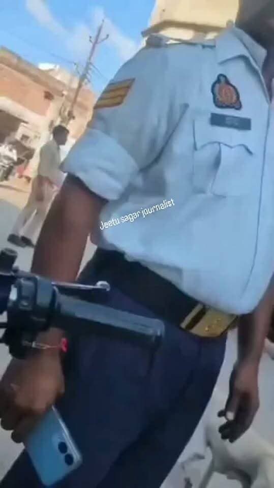 ट्रैफिक पुलिस : 8 हजार का चालान होगा
युवक 500 रूपये दे दे तो क्लियर हो जाएगा
ट्रैफिक पुलिस, हां दे दो
युवक, पापा से मिला अभी 500 रूपये
ट्रैफिक पुलिस : 500 रूपये दो सब काम क्लियर है।
यह वीडियो हाथरस जिले के थाना सदर कोतवाली क्षेत्र के चामड़ गेट चौराहे का है। वाहन चेकिंग के नाम पर ट्रैफिक पुलिस द्वारा अवैध वसूली का वीडियो वायरल।