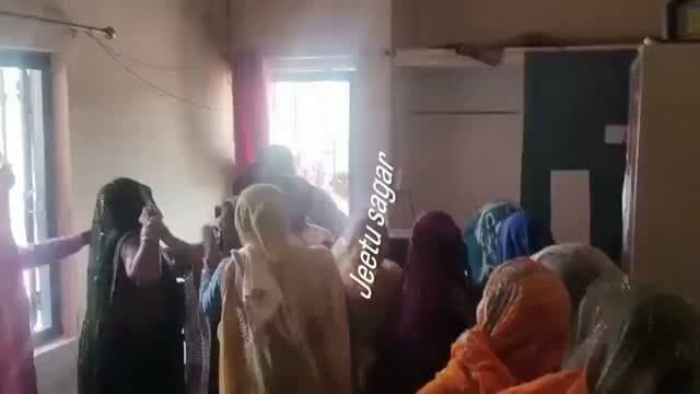 यह मामला ग्राम बम्होरी जतारा का है 15 दिन पूर्व बिजली डीपी ख़राब होने पर नई डीपी के लिए जब किसान पहुंचे तो महिलाओं के साथ अभद्रता की गई और फिर बाबू जी मारने पर उतारू हो गए!
क्या भाजपा सरकार मे किसानो के साथ ऐसा ही होगा