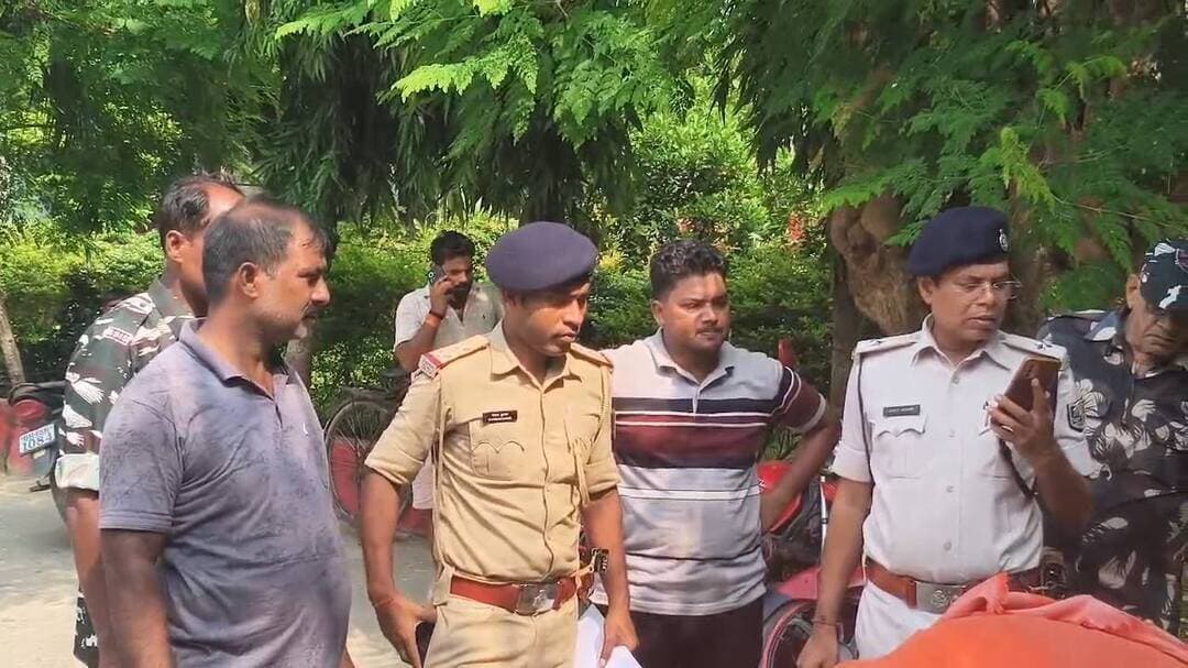 🔴 कैमूर ब्रेकिंग
कैमूर जिले के रामगढ़-मोहनिया पथ पर सड़क हादसा, बाइक सवार जयशंकर पाठक की मौत। ट्रैक्टर की चपेट में आने से हुआ हादसा, रामगढ़ रेफरल अस्पताल में चिकित्सकों ने किया मृत घोषित। मृतक यूपी के गाजीपुर जिले के आलमगंज निवासी बताए गए।