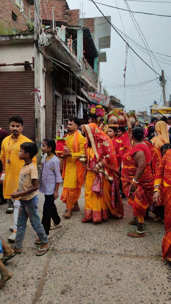551 कन्याओं ने लिया भाग, जयकारों से गूंजा पूरा क्षेत्र
भरवाड़ा न्यूज :- ठाकुर जी
श्री श्री 108 नवयुवक गणेश पूजा समिति के द्वारा मंगलवार, 15 सितंबर 2026 को भव्य कलश शोभायात्रा निकाली गई। शोभायात्रा में बड़ी संख्या में श्रद्धालुओं ने हिस्सा लिया। इस दौरान पूरा क्षेत्र भक्तिमय माहौल में नजर आया।
पूजा पर बैठे अजीत ठाकुर ने बताया कि हर साल की भांति इस वर्ष भी श्री श्री 108 नवयुवक गणेश पूजा समिति के द्वारा भव्य कलश शोभायात्रा का आयोजन किया गया है। इस शोभायात्रा में 551 कन्याओं ने भाग लिया।
कलश शोभायात्रा के दौरान श्रद्धालुओं में काफी उत्साह देखने को मिला। धार्मिक जयकारों और भक्ति के माहौल से पूरा वातावरण भक्तिमय हो गया।
इस अवसर पर पूजा समिति के अध्यक्ष अरविन्द कुमार, कोषाध्यक्ष रवि कुमार, सचिव राजू कुमार सहित सदस्य रोहित कुमार, धीरज कुमार, अविनाश कुमार, दीपक कुमार, अजीत कुमार, विकास कुमार, विक्की कुमार, रामू कुमार, नीरज कुमार, प्रिंस कुमार, जीतू कुमार, अवधेश ठाकुर, विमलेश ठाकुर, अरुण ठाकुर, वकील ठाकुर, राजीव कुमार, सुनील ठाकुर, गणपत कुमार एवं सुशील ठाकुर समेत अन्य सदस्य एवं श्रद्धालु उपस्थित रहे।
समिति के सदस्यों ने बताया कि गणेश पूजा को लेकर श्रद्धालुओं में काफी उत्साह है और पूजा को लेकर विभिन्न धार्मिक कार्यक्रमों का आयोजन किया जा रहा है।
गणपति बप्पा मोरया! 🙏🚩