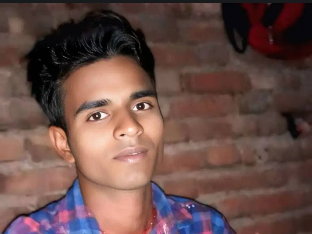 सिमरी थाना क्षेत्र के गौरा गांव में एक आम के पेड़ से 28 साल के राजा पासवान का शव गमछे के सहारे लटका मिला। राजा पासवान तीन बच्चों के पिता थे। यह घटना सोमवार सुबह की है।
भरवाड़ा न्यूज:- ठाकुर जी
गांव की एक महिला सुबह बकरी चराने आम के बाग में गई थी, तब उसने शव को पेड़ से लटका देखा। इसके बाद उसने गांव वालों को इसकी जानकारी दी।
मृतक की पत्नी रंजना देवी ने पति की हत्या की आशंका जताई है। उन्होंने बताया कि उनके पति राजा पासवान रविवार दोपहर 2 बजे किसी काम से सिमरी चौक गए थे, जिसके बाद से उनका कोई पता नहीं चला। रंजना देवी ने कहा कि उन्हें इंसाफ चाहिए।
रंजना देवी की शादी राजा पासवान से आठ साल पहले हुई थी। उनके तीन बच्चे हैं - संध्या कुमारी (5-6 साल), सोनाक्षी कुमारी (3 साल) और दुर्गा कुमारी (1 साल)। राजा पासवान सिमरी चौक पर एक मिक्सर बनाने की दुकान पर काम करते थे।
रंजना देवी ने बताया कि रविवार रात करीब 10 बजे एक अज्ञात नंबर से उनके मोबाइल पर फोन आया था। उस फोन पर उन्होंने अपने पति को सिर्फ एक बार 'हैलो' कहते सुना और फिर फोन कट गया। इसके बाद वह नंबर स्विच ऑफ हो गया। रंजना देवी को शक है कि इसी नंबर वाले व्यक्ति ने उनके पति की हत्या की है।
मृतक राजा पासवान ने तीन दिन पहले ही किस्तों पर एक मोटरसाइकिल खरीदी थी। उनके परिवार में किसी से कोई विवाद या पैसों का लेन-देन नहीं था।
राजा पासवान के पिता धनेश्वर पासवान और मां सोसी देवी ने बताया कि राजा उनका सबसे छोटा बेटा था और रविवार दोपहर 3 बजे से घर नहीं लौटा था।
घटना की सूचना मिलते ही सदर टू कमतौल एसडीपीओ शुभेन्द्र कुमार सुमन, सिमरी थाना अध्यक्ष अरविंद कुमार, अपर थाना अध्यक्ष शशिकांत कुमार और अन्य पुलिस अधिकारी मौके पर पहुंचे। एसडीपीओ सुमन ने बताया कि प्रथम दृष्टया यह मामला आत्महत्या का लग रहा है, लेकिन पुलिस हत्या और आत्महत्या दोनों पहलुओं पर जांच कर रही है।
जांच के लिए एफएसएल (फोरेंसिक साइंस लैब) की टीम, टेक्निकल टीम और डॉग स्क्वायड को भी घटनास्थल पर बुलाया गया। शव को कब्जे में लेकर पोस्टमार्टम के लिए डीएमसीएच भेज दिया गया है। पोस्टमार्टम रिपोर्ट के आधार पर आगे की कार्रवाई की जाएगी।
एसडीपीओ ने यह भी बताया कि मृतक कुछ दिनों से परेशान चल रहे थे, शायद नई मोटरसाइकिल के लोन चुकाने के तनाव के कारण। उन्होंने कहा कि अभी तक पीड़ित पक्ष की ओर से कोई आवेदन नहीं मिला है। अज्ञात मोबाइल नंबर की भी टेक्निकल टीम जांच कर रही है।