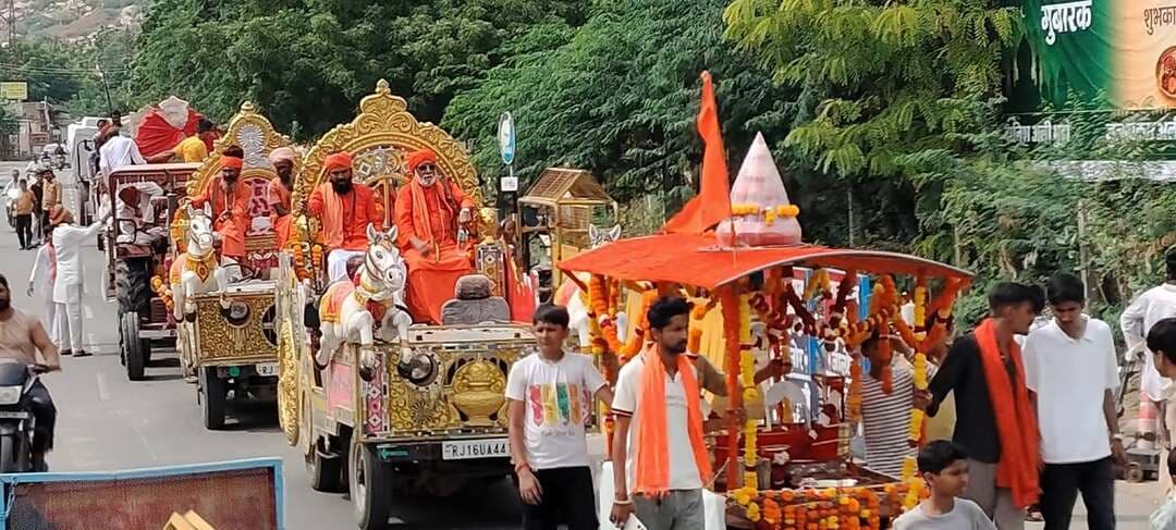 जालोर में गणेश चतुर्थी पर निकली भव्य शोभायात्रा, डीजे पर भजनों के बीच झूमे युवा : जालोर में सोमवार को गणेश चतुर्थी पर सनातन महोत्सव समिति की ओर से तिलक द्वार स्थित भारत माता चौक से भव्य शोभायात्रा निकाली गई। संत-महात्माओं की मौजूदगी में शुरू हुई शोभायात्रा में भगवान गणपति की प्रतिमाओं के साथ विभिन्न धार्मिक-सांस्कृतिक झांकियां सजाई गईं। डीजे पर बजते भजनों के बीच युवा नाचते-गाते हुए भक्ति में झूमे, वहीं बड़ी संख्या में धर्मप्रेमियों ने भाग लिया। सेवा भारती के बाल संस्कार केंद्रों के बच्चों ने देवी-देवताओं का रूप धारण कर आकर्षक प्रस्तुतियां दीं, जो विशेष आकर्षण रहीं। शोभायात्रा शहर के प्रमुख मार्गों से होते हुए रामदेवजी मंदिर पहुंची, जहां भगवान गणपति की महाआरती व प्रसाद वितरण के साथ समापन हुआ।