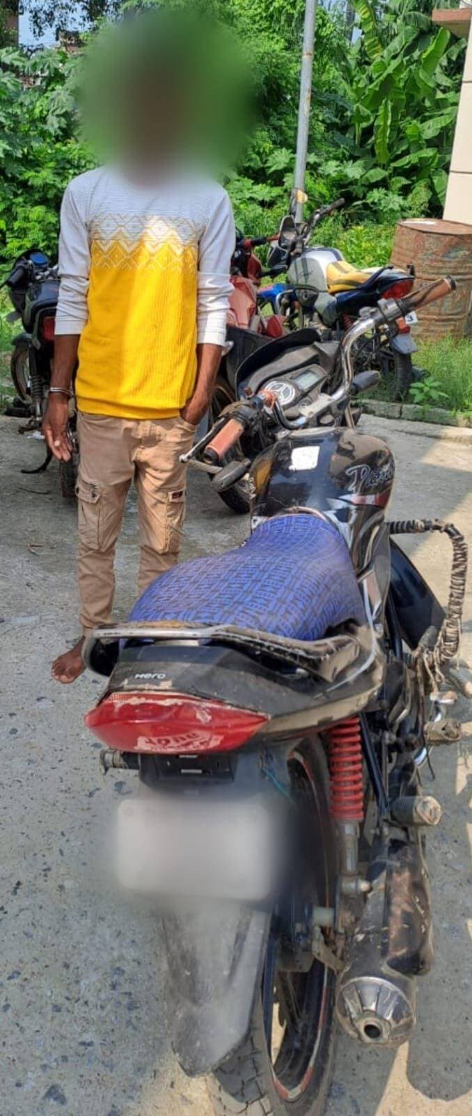 चोरी की मोटरसाइकिल के साथ आरोपित गिरफ्तार
जहानाबाद : मखदुमपुर थाना पुलिस ने गुप्त सूचना के आधार पर कार्रवाई करते हुए चोरी की मोटरसाइकिल के साथ एक आरोपित को गिरफ्तार किया है। गिरफ्तार आरोपित की पहचान मखदुमपुर थाना क्षेत्र के चंदई गांव निवासी निरंजन दास (30) के रूप में हुई है।
पुलिस के अनुसार, गुप्त सूचना के आधार पर कार्रवाई कर आरोपित को चोरी की मोटरसाइकिल के साथ पकड़ा गया। इस संबंध में मखदुमपुर थाना कांड संख्या 765/26, दिनांक 14 सितंबर 2026 के तहत बीएनएस की धारा 303(2)/317(2) में प्राथमिकी दर्ज की गई है। पुलिस मामले में आगे की कार्रवाई कर रही है।