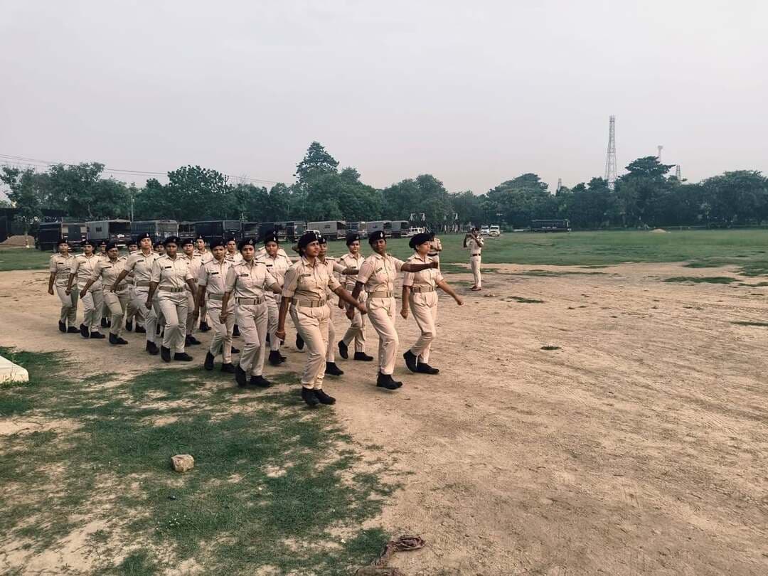 पुलिस केंद्र में नियमित परेड का निरीक्षण
जहानाबाद : पुलिस अधीक्षक कोटा किरण कुमार के निर्देश पर मंगलवार को पुलिस केंद्र, जहानाबाद में नियमित परेड का निरीक्षण किया गया। पुलिस उपाधीक्षक (रक्षित) के नेतृत्व में आयोजित परेड के दौरान पुलिस पदाधिकारियों एवं जवानों की शारीरिक दक्षता, अनुशासन, टर्नआउट, ड्रिल तथा परेड की कार्यकुशलता का बारीकी से जायजा लिया गया।
निरीक्षण के दौरान पुलिस बल की गतिविधियों और अनुशासन की स्थिति का मूल्यांकन किया गया। इसके बाद पुलिस पदाधिकारियों एवं जवानों को कर्तव्य के प्रति सजग और प्रतिबद्ध रहने का निर्देश दिया गया। साथ ही उच्च स्तर का अनुशासन, व्यावसायिक दक्षता एवं उत्कृष्ट कार्यशैली बनाए रखने के लिए आवश्यक दिशा-निर्देश दिए गए।