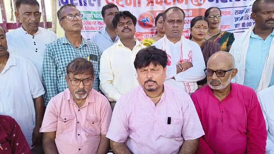 रुद्रपर में धरना स्थल पर बंगाली समाज ने की प्रेसवार्ता