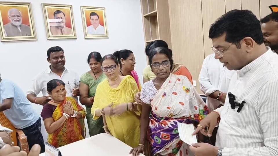 रुद्रपुर विधायक शिव अरोरा ने मुख्यमंत्री राहत कोष के बांटे चेक