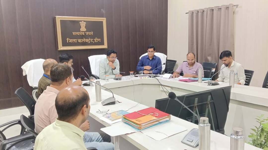 *पंचायती राज चुनाव की तैयारियों को लेकर जिला निर्वाचन अधिकारी ने दिए दिशा-निर्देश*
*वोटर लिस्ट की शुद्धता, बूथ वेरिफिकेशन और मूलभूत सुविधाओं पर रहेगा विशेष फोकस*
नगर/डीग, 14 सितम्बर। आगामी पंचायती राज चुनाव तथा नगरीय निकाय चुनाव-2026 के अध्यक्ष एवं उपाध्यक्ष पदों के चुनाव की तैयारियों को लेकर जिला निर्वाचन अधिकारी एवं जिला कलक्टर मयंक मनीष ने सोमवार को कलेक्ट्रेट से वीसी के माध्यम से उपखंड अधिकारियों को आवश्यक दिशा-निर्देश दिए। उन्होंने अधिकारियों को निर्वाचन नियमों एवं राज्य निर्वाचन आयोग के दिशा-निर्देशों के अनुरूप सभी तैयारियां समयबद्ध रूप से पूरी करने तथा चुनाव से संबंधित व्यवस्थाओं की लगातार समीक्षा करने के निर्देश दिए। इस दौरान कलेक्ट्रेट के वीसी कक्ष में अतिरिक्त जिला निर्वाचन अधिकारी देवेंद्र परमार, उपखंड अधिकारी डीग अमित कुमार मीना सहित निर्वाचन प्रकोष्ठ के अधिकारी-कर्मचारी मौजूद रहे।
जिला निर्वाचन अधिकारी ने आगामी पंचायती राज चुनाव को देखते हुए मतदाता सूची के पुनरीक्षण एवं शुद्धीकरण पर विशेष फोकस करने के निर्देश दिए। उन्होंने कहा कि मतदाता सूची में नाम, उम्र, लिंग एवं फोटो से संबंधित किसी भी प्रकार की त्रुटि हो तो उसका नियमानुसार सुधार सुनिश्चित किया जाए। साथ ही पात्र मतदाताओं के नाम मतदाता सूची में शामिल होने तथा सूची को शुद्ध एवं त्रुटिरहित रखने पर विशेष ध्यान दिया जाए।
*सभी मतदान बूथों का कराएं वेरिफिकेशन*
उन्होंने आगामी पंचायती राज चुनाव के लिए सभी मतदान केन्द्रों का बूथ वेरिफिकेशन करवाने के निर्देश दिए। उन्होंने कहा कि प्रत्येक मतदान केन्द्र पर बिजली कनेक्शन, पेयजल, रैंप, दरवाजे सहित आवश्यक मूलभूत सुविधाओं की उपलब्धता की जांच की जाए। जिन मतदान केन्द्रों पर किसी सुविधा की कमी हो, वहां संबंधित विकास अधिकारी के माध्यम से आवश्यक कार्य समय पर पूरा करवाना सुनिश्चित किया जाए, ताकि मतदान के दौरान किसी प्रकार की परेशानी नहीं हो।
*अध्यक्ष-उपाध्यक्ष चुनाव की तैयारियों की भी समीक्षा*
जिला निर्वाचन अधिकारी ने नगरीय निकाय चुनाव-2026 के तहत अध्यक्ष एवं उपाध्यक्ष पदों के चुनाव की तैयारियों की भी समीक्षा की। उन्होंने संबंधित अधिकारियों को निर्वाचन नियमों एवं प्रावधानों के अनुसार आवश्यक कार्यवाही समय पर पूरी करने के निर्देश दिए। उन्होंने कहा कि अध्यक्ष एवं उपाध्यक्ष पदों के चुनाव के लिए नगर पालिका/नगर परिषद में आवश्यक स्थान की व्यवस्था पहले से सुनिश्चित की जाए। जहां निकाय कार्यालय में चुनाव प्रक्रिया के लिए पर्याप्त स्थान उपलब्ध नहीं हो, वहां नियमानुसार उपयुक्त राजकीय भवन में स्थान चिन्हित कर आवश्यक व्यवस्थाएं सुनिश्चित की जाएं। उन्होंने निर्देश दिए कि अध्यक्ष एवं उपाध्यक्ष पदों के चुनाव सहित निर्वाचन से जुड़े सभी कार्यों में राज्य निर्वाचन आयोग के निर्देशों एवं निर्वाचन नियमों की अक्षरशः पालना सुनिश्चित की जाए। चुनाव प्रक्रिया से संबंधित व्यवस्थाओं में किसी भी स्तर पर लापरवाही नहीं बरतने के निर्देश दिए गए।
