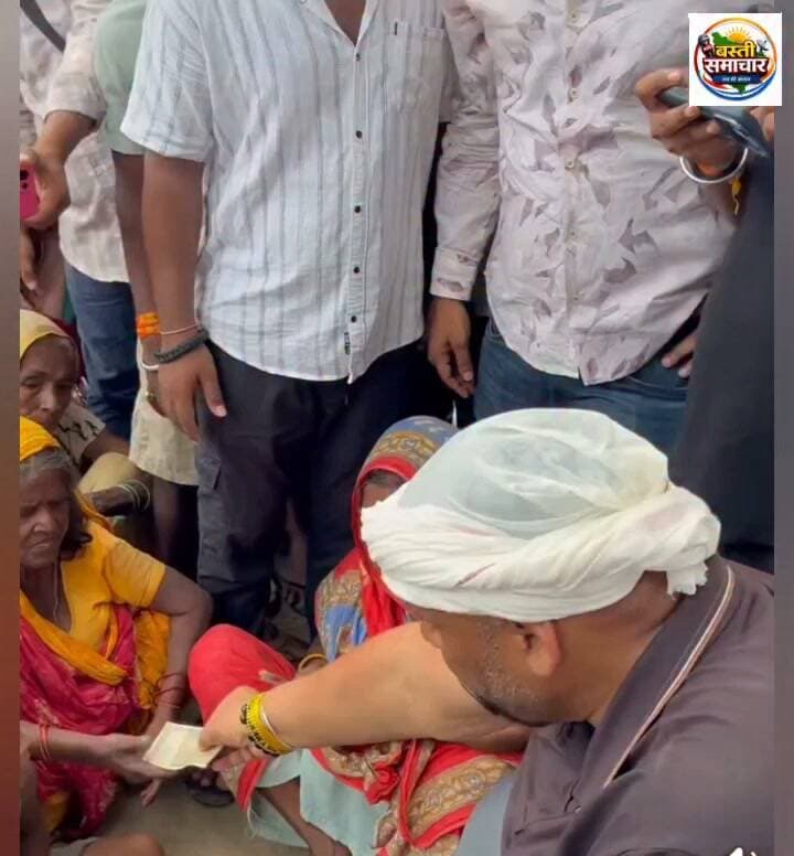 बाढ़ के बीच जनता के बीच पप्पू यादव, मदद के लिए खुद मैदान में उतरे
पूर्णिया में मुश्किल हालात के बीच सांसद ने संभाला मोर्चा, प्रभावित लोगों से मिलकर जाना हाल—राहत और सहयोग में जुटे पप्पू यादव की हो रही देशभर में सराहना
पूर्णिया। बिहार के पूर्णिया से सांसद पप्पू यादव इन दिनों अपने जनसरोकार और सक्रियता को लेकर सुर्खियों में हैं। क्षेत्र में आई जबरदस्त बाढ़ के बीच जहां बड़ी संख्या में लोग मुश्किलों का सामना कर रहे हैं, वहीं सांसद पप्पू यादव लगातार प्रभावित इलाकों में पहुंचकर स्थानीय लोगों से मुलाकात कर उनकी समस्याएं सुन रहे हैं और हरसंभव सहयोग उपलब्ध कराने में जुटे हैं।
बाढ़ के कारण कई इलाकों में जनजीवन प्रभावित है। ऐसे चुनौतीपूर्ण समय में पप्पू यादव का सीधे लोगों के बीच पहुंचना चर्चा का विषय बना हुआ है। वे बाढ़ प्रभावित परिवारों से मिलकर उनकी जरूरतों की जानकारी ले रहे हैं और राहत कार्यों में सहयोग कर रहे हैं। जरूरतमंद लोगों तक भोजन, आवश्यक सामग्री और अन्य सहायता पहुंचाने की कोशिशों के साथ वे प्रशासनिक स्तर पर भी राहत एवं बचाव कार्यों को प्रभावी बनाने की मांग कर रहे हैं।
मुश्किल घड़ी में जनता के साथ खड़े दिखे सांसद
पप्पू यादव की सक्रियता का सबसे खास पहलू यह है कि वे केवल बयान जारी करने तक सीमित नहीं हैं, बल्कि प्रभावित लोगों के बीच पहुंचकर उनकी परेशानियों को करीब से समझने का प्रयास कर रहे हैं। बाढ़ की गंभीर परिस्थितियों के बीच उनका लोगों से संवाद करना और उनकी मदद के लिए आगे आना स्थानीय स्तर पर भी चर्चा और प्रशंसा का विषय बना हुआ है।
सोशल मीडिया पर भी मिल रही सकारात्मक प्रतिक्रिया
बाढ़ प्रभावित लोगों के बीच सांसद की सक्रियता की तस्वीरें और वीडियो सामने आने के बाद सोशल मीडिया पर भी उनकी जमकर चर्चा हो रही है। समर्थकों और आम लोगों का कहना है कि जनप्रतिनिधि का असली दायित्व संकट के समय जनता के साथ खड़ा होना है और पप्पू यादव इस भूमिका को निभाते नजर आ रहे हैं।
बाढ़ जैसी प्राकृतिक आपदा के बीच पप्पू यादव की यह सक्रियता एक बार फिर यह संदेश देती दिखाई दे रही है कि जनप्रतिनिधि और जनता के बीच की दूरी संकट की घड़ी में कम होनी चाहिए। यही वजह है कि पूर्णिया में उनके प्रयासों की चर्चा अब बिहार से बाहर भी सुनाई दे रही है।