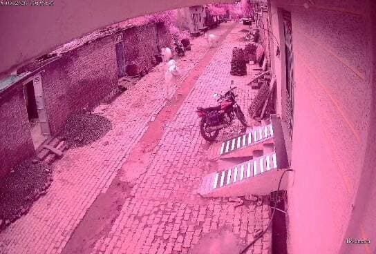 झालावाड़ जिले में भूकंप के झटके, सीसीटीवी कैमरों में कैद हुई कंपन की तस्वीरें
पिड़ावा। झालावाड़ जिले के पिड़ावा थाना क्षेत्र की ग्राम पंचायत नोलाई में भूकंप के झटके महसूस किए जाने से ग्रामीणों में कुछ समय के लिए दहशत का माहौल बन गया। झटके महसूस होते ही लोग अपने घरों से बाहर निकल आए और एक-दूसरे से संपर्क कर स्थिति की जानकारी ली।
बताया जा रहा है कि भूकंप के दौरान घरों और आसपास लगे सीसीटीवी कैमरों में कंपन और हलचल कैद हुई है। इसके वीडियो भी सामने आने की जानकारी है। हालांकि, भूकंप के झटकों की तीव्रता कितनी थी, इसकी आधिकारिक पुष्टि अभी सामने नहीं आई है।
घटना के बाद क्षेत्र में लोगों के बीच भूकंप को लेकर चर्चा बनी हुई है। राहत की बात यह है कि फिलहाल किसी प्रकार के जान-माल के नुकसान की सूचना नहीं मिली है। प्रशासन द्वारा स्थिति पर नजर रखी जा रही है।
यशस्वी दुनिया न्यूज रिपोर्टर विक्रांत व्यास