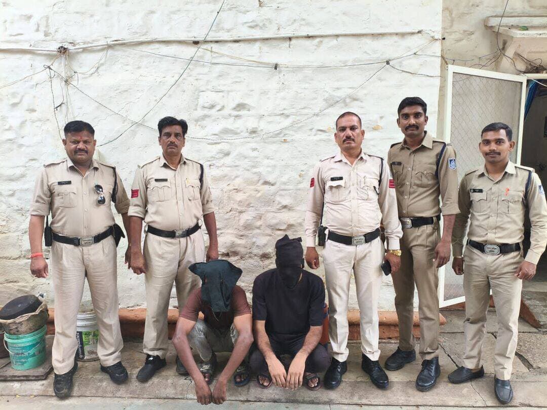 रवि माली हत्याकांड में दो और आरोपी गिरफ्तार, अब तक 8 आरोपी पुलिस की गिरफ्त में
मंदसौर। कोतवाली थाना पुलिस ने रवि माली हत्याकांड में फरार चल रहे दो अन्य आरोपियों को गुजरात के भीलोंडा से गिरफ्तार किया है। इस मामले में पुलिस पूर्व में चार आरोपियों और दो नाबालिगों को गिरफ्तार कर न्यायालय में पेश कर चुकी है।
पुलिस के अनुसार 27 जून 2026 को जग्गाखेड़ी रोड स्थित अभिनंदन नगर क्षेत्र में रवि माली की हत्या हुई थी। मामले में फरियादी सुमित पिता किशन माली निवासी कर्मचारी कॉलोनी, मंदसौर की रिपोर्ट पर कोतवाली थाने में अपराध क्रमांक 410/26 के तहत भारतीय न्याय संहिता की धारा 103(1), 3(5) में प्रकरण दर्ज कर जांच शुरू की गई थी।
जांच के दौरान पुलिस ने फरार आरोपियों की तलाश शुरू की। मुखबिर से मिली सूचना के आधार पर पुलिस टीम ने गुजरात के भीलोंडा से आकाश पिता नानावटी, उम्र 25 वर्ष, निवासी बरगुंडा गली, बालागंज मंदसौर तथा रोनक पिता नाहरु वर्मा, उम्र 19 वर्ष, निवासी बरगुंडा गली, बालागंज मंदसौर को अभिरक्षा में लेकर गिरफ्तार किया।
पुलिस के मुताबिक दोनों आरोपियों को न्यायालय में पेश कर पुलिस रिमांड लिया जाएगा, जिसके बाद हत्याकांड में उनकी भूमिका और अन्य तथ्यों के संबंध में पूछताछ की जाएगी। कार्रवाई पुलिस अधीक्षक मंदसौर विनोद कुमार मीना के मार्गदर्शन में अतिरिक्त पुलिस अधीक्षक तेर सिंह बघेल, नगर पुलिस अधीक्षक जितेंद्र सिंह भास्कर के निर्देशन तथा कोतवाली थाना प्रभारी पुष्पेंद्र सिंह राठौर के नेतृत्व में की गई।