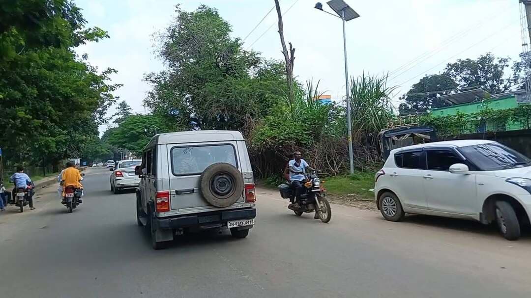 चतरा में ACB की ट्रैप कार्रवाई: राजस्व कर्मचारी सतीश प्रसाद घूस लेते गिरफ्तार, कार्यालय में हड़कंप..