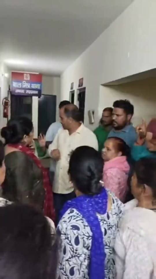 निष्पक्ष जांच और न्याय की अपील,,
दिनांक 11 सितंबर 2026 को अमसारी निवासी निशा की ओर से कोतवाली रुद्रप्रयाग में तहरीर दी गई कि उनके पिता मदनलाल पर कुंदन राका बिष्ट (बेला), जयपाल एवं राजूलाल, दोनों निवासी अमसारी, द्वारा धारदार हथियार से गर्दन पर हमला किया गया। तहरीर के आधार पर पुलिस ने तीनों नामजद व्यक्तियों के विरुद्ध संबंधित धाराओं में मुकदमा दर्ज कर विवेचना प्रारंभ की।
उपलब्ध जानकारी के अनुसार पुलिस ने 11 सितंबर को ही तीनों नामजद व्यक्तियों को पूछताछ के लिए कोतवाली रुद्रप्रयाग बुलाया। इसके बाद पुलिस द्वारा करीब तीन दिनों तक मामले से जुड़े विभिन्न पहलुओं की जांच और पूछताछ की गई। घायल मदनलाल से बेस अस्पताल श्रीनगर में भी पूछताछ की गई। विवेचना के दौरान उनके बयानों में अंतर सामने आने की बात कही गई। बाद में उन्होंने केवल कुंदन बिष्ट का नाम लिया तथा अन्य दो नामजद व्यक्तियों की संलिप्तता से इनकार किया।
विवेचना के क्रम में पुलिस ने बेला गांव में भी कई लोगों से पूछताछ की। पुलिस के अनुसार, पूछताछ में यह जानकारी सामने आई कि कुंदन बिष्ट करीब 11:30 बजे अपने घर पहुंच गया था और इसके बाद घर पर ही मौजूद था।
मामले की जांच केवल मौखिक बयानों तक सीमित नहीं रखी गई, बल्कि उपलब्ध भौतिक साक्ष्यों और सीसीटीवी फुटेज समेत अन्य पहलुओं की भी जांच की गई। पुलिस की जांच के अनुसार, सीसीटीवी फुटेज में मदनलाल के नशे की हालत में अपनी गाड़ी का दरवाजा खोलते समय खाई में गिरने की घटना सामने आने की बात कही गई है।
विवेचना के बाद 14 सितंबर 2026 को दोपहर में तीनों व्यक्तियों को पुलिस द्वारा छोड़ दिया गया। इसके बाद उसी शाम भीम आर्मी के नेतृत्व में अमसारी के कुछ लोगों द्वारा कोतवाली रुद्रप्रयाग में प्रदर्शन किया गया तथा विशेष रूप से कुंदन राका बिष्ट की गिरफ्तारी की मांग उठाई गई।
सवाल निष्पक्ष जांच का है-
ऐसे में सबसे महत्वपूर्ण सवाल यह है कि जब प्रारंभिक तहरीर में तीन व्यक्तियों के नाम दर्ज किए गए थे, तो विवेचना के बाद केवल कुंदन राका बिष्ट की गिरफ्तारी की मांग क्यों की जा रही है? यदि जांच में उपलब्ध साक्ष्यों के आधार पर किसी व्यक्ति की संलिप्तता संदिग्ध अथवा असिद्ध पाई जाती है, तो उसके संबंध में निर्णय भी तथ्यों और प्रमाणों के आधार पर ही होना चाहिए।
किसी भी व्यक्ति को उसकी सामाजिक पहचान, जातिगत पहचान, गांव अथवा किसी संगठन के दबाव के आधार पर दोषी मान लेना न्याय के मूल सिद्धांतों के अनुरूप नहीं हो सकता। कानून की नजर में प्रत्येक व्यक्ति समान है और किसी भी मामले में अंतिम निष्कर्ष उपलब्ध साक्ष्यों एवं निष्पक्ष विवेचना के आधार पर ही निकाला जाना चाहिए।
यदि सीसीटीवी फुटेज, प्रत्यक्ष परिस्थितियों और पुलिस विवेचना में घटना को लेकर अलग तथ्य सामने आते हैं, तो उन साक्ष्यों की निष्पक्ष जांच और न्यायिक परीक्षण आवश्यक है। किसी व्यक्ति को केवल आरोप या दबाव के आधार पर दोषी ठहराना उचित नहीं है।
कुंदन राका बिष्ट के पक्ष में निष्पक्ष जांच की अपील
हम सभी जिम्मेदार नागरिकों से अपील करते हैं कि इस मामले में भावनाओं, सामाजिक या सामूहिक दबाव के बजाय तथ्यों और साक्ष्यों पर विश्वास किया जाए। यदि उपलब्ध जांच और साक्ष्यों के आधार पर कुंदन राका बिष्ट की घटना में संलिप्तता प्रमाणित नहीं होती है, तो उसके साथ किसी भी प्रकार का अन्याय नहीं होना चाहिए।
न्याय किसी जाति, गांव या संगठन का नहीं होता। न्याय केवल सत्य, निष्पक्षता और साक्ष्यों के आधार पर होना चाहिए।