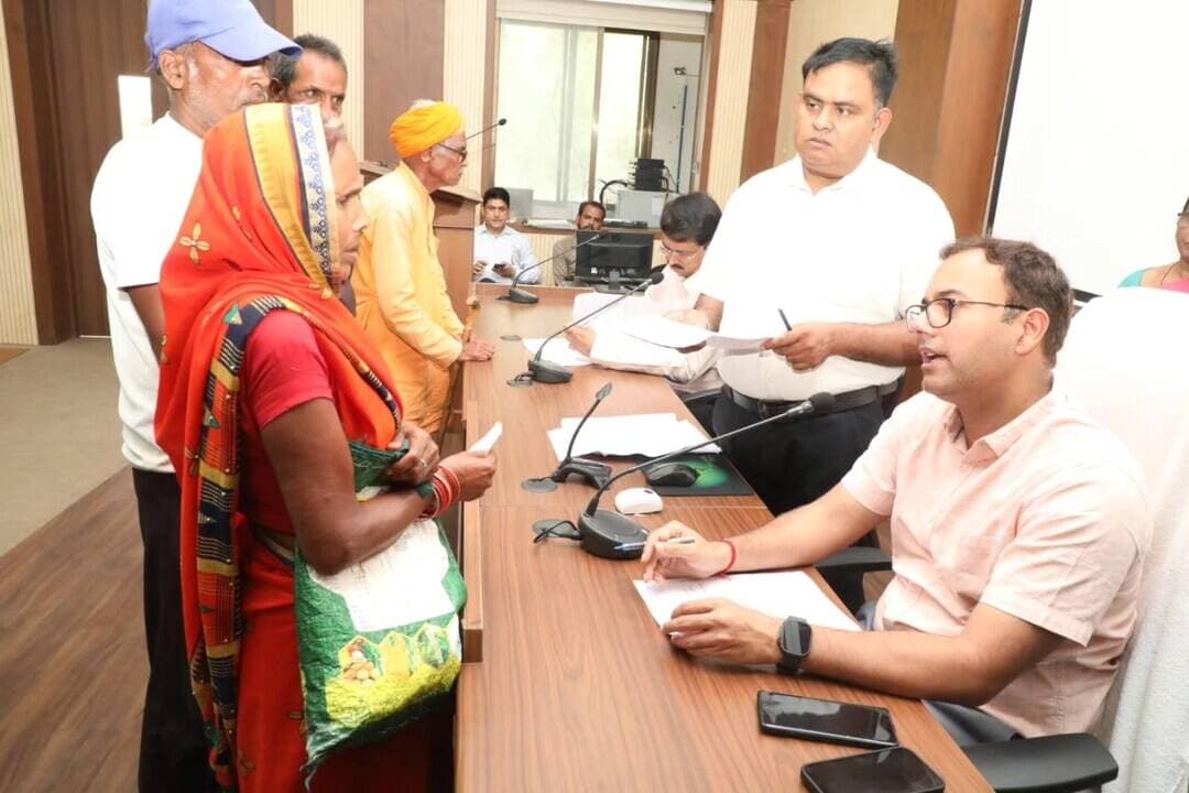 कलेक्टर श्री आशीष तिवारी #जनसुनवाई में सुन रहे लोगों की समस्याएं, अधिकारियों को दे रहे हैं निराकरण के निर्देश।
#JansamparkMP
#CMMadhyaPradesh
@DrMohanYadav51
Uday Pratap Singh
@jbpcommissioner
#katni #कटनी
jansunwai