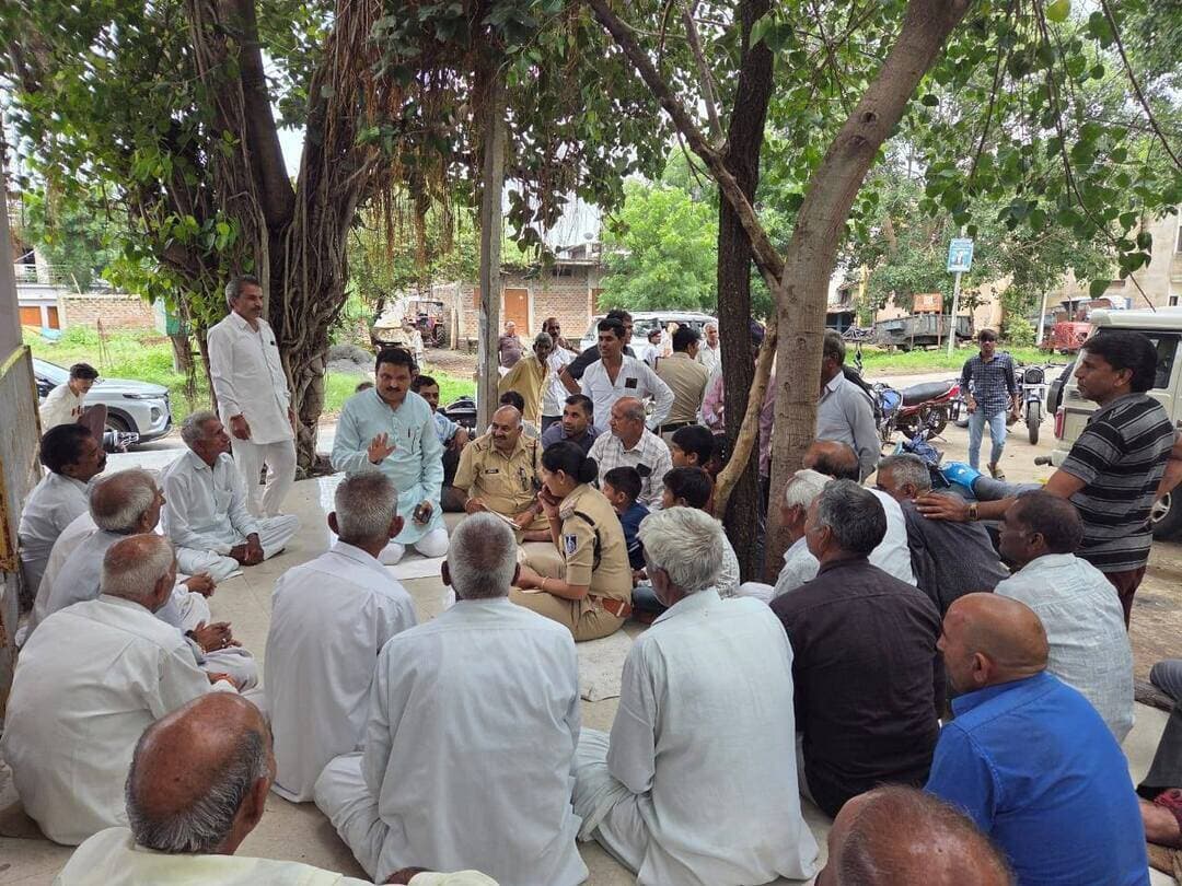 त्योहारों से पहले देवास पुलिस की जनचौपाल, सुरक्षा और जागरूकता का दिया संदेश
देवास। आगामी गणेश उत्सव और नवरात्रि को देखते हुए देवास पुलिस ने जिले के विभिन्न थाना क्षेत्रों में जनचौपाल आयोजित कर आमजन और ग्रामीणों से सीधा संवाद किया। पुलिस ने नागरिकों की समस्याएं और सुझाव जानने के साथ ही त्योहारों को शांतिपूर्ण एवं सौहार्दपूर्ण तरीके से मनाने की अपील की।
पुलिस अधीक्षक पुनीत गेहलोद के निर्देशन में आयोजित जनचौपालों में धार्मिक आयोजनों के दौरान सुरक्षा, विद्युत व्यवस्था, यातायात और आवागमन सुचारु रखने को लेकर आयोजन समितियों को आवश्यक समझाइश दी गई। साथ ही सोशल मीडिया पर अफवाह या भ्रामक सामग्री प्रसारित नहीं करने की अपील की गई।
पुलिस ने ऑपरेशन त्रिनेत्रम के तहत घरों, दुकानों और प्रतिष्ठानों पर सीसीटीवी कैमरे लगाने के लिए लोगों को प्रेरित किया। इसके अलावा साइबर फ्रॉड से बचने के लिए ओटीपी, पिन और बैंकिंग संबंधी जानकारी साझा नहीं करने तथा ठगी होने पर तत्काल 1930 पर शिकायत करने की जानकारी दी गई।
जनचौपाल में हेलमेट, यातायात नियमों के पालन, महिला सुरक्षा और नशे से दूर रहने को लेकर भी जागरूक किया गया। पुलिस ने संदिग्ध गतिविधि या आपात स्थिति में डायल 112 पर सूचना देने की अपील की।
पुलिस के अनुसार, 1 नवंबर 2024 से 15 सितंबर 2026 तक जिले में 4,338 जनचौपाल आयोजित कर 1,40,005 लोगों से प्रत्यक्ष संवाद किया जा चुका है।