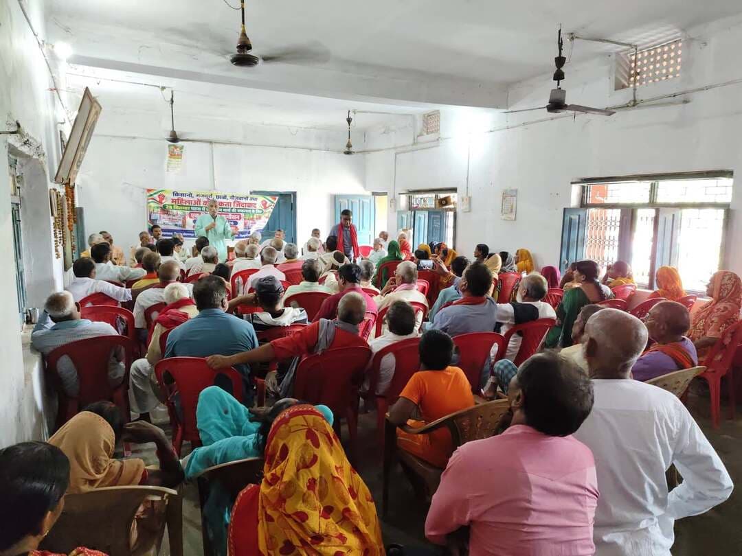 28 सितंबर के राजभवन मार्च को सफल बनाने को लेकर बेतिया में कन्वेंशन, हजारों लोगों से पटना चलने का आह्वान...
बेतिया में बलिराम भवन के सभागार में विभिन्न जन संगठनों किसान सभा, खेत मजदूर यूनियन, छात्र, नौजवान, महिला संघ तथा एटक की ओर से 28 सितंबर को पटना में प्रस्तावित राजभवन मार्च को सफल बनाने के लिए एक दिवसीय कन्वेंशन का आयोजन किया गया। कन्वेंशन की अध्यक्षता अशोक मिश्र, राजेन्द्र साह, आरती, मनोज साह, लालबाबू राम, साधना देवी और आदर्श मणि तिवारी की संयुक्त अध्यक्ष मंडली ने की। कार्यक्रम का उद्घाटन राज्य किसान नेता विजय शंकर सिंह ने किया। कन्वेंशन में किसानों, मजदूरों, छात्रों, नौजवानों और महिलाओं की समस्याओं पर विस्तार से चर्चा की गई। वक्ताओं ने कहा कि विभिन्न वर्गों को अपने अधिकारों और मांगों के लिए एकजुट होकर आंदोलन को मजबूत करना होगा। विजय शंकर सिंह ने पश्चिम चंपारण से हजारों की संख्या में लोगों से 28 सितंबर को पटना पहुंचकर राजभवन मार्च में शामिल होने का आह्वान किया। मुख्य अतिथि राज्य किसान सभा के महासचिव रामचंद्र महतो ने केंद्र और राज्य सरकार पर किसान-मजदूर, छात्र, नौजवान और महिला विरोधी नीतियां अपनाने का आरोप लगाया। उन्होंने कहा कि अपनी मांगों को लेकर पटना में बड़ी संख्या में किसान, मजदूर, छात्र, नौजवान, महिलाएं तथा संगठित-असंगठित क्षेत्र के कामगार सड़क पर उतरेंगे और राज्यपाल को मांग पत्र सौंपेंगे। एटक बिहार के डिप्टी जनरल सेक्रेटरी ओम प्रकाश क्रांति ने आशा, रसोईया, सेविका-सहायिका और आउटसोर्सिंग कर्मचारियों से भी बड़ी संख्या में पटना चलने की अपील की। उन्होंने संविदा कर्मियों की सेवा स्थायी करने, स्कीम वर्कर्स को न्यूनतम 26 हजार रुपये मानदेय देने तथा आउटसोर्सिंग कर्मचारियों की सेवा स्थायी करने समेत अन्य मांगें उठाईं। कन्वेंशन को किसान नेता राधामोहन यादव, खेत मजदूर नेता सुबोध मुखिया, नौजवान नेता एन.डी. तिवारी, महिला नेत्री सहित विभिन्न संगठनों के नेताओं ने संबोधित किया। वक्ताओं ने 27 सितंबर को 5216 ट्रेन से पटना रवाना होने का आह्वान करते हुए राजभवन मार्च को सफल बनाने की अपील की।
#champaran24news