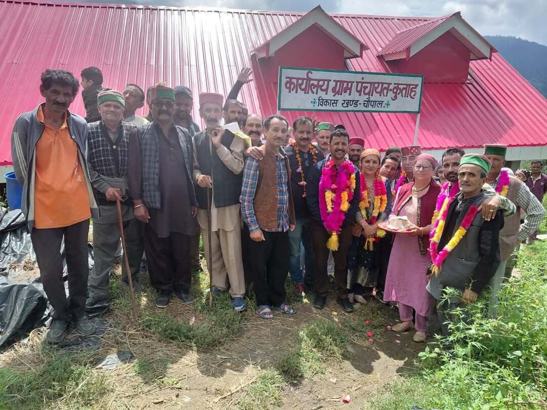 नवनिर्वाचित जिला शिमला के जिला परिषद अध्यक्ष भोपिंदर सिसोदिया एवं क्षेत्र पंचायत सदस्य (BDC) अमर चौहान के लिए स्वागत एंव सम्मान समारोह का हुआ आयोजन। इस अवसर पर ग्राम पंचायत कुताह की प्रधान सुमन पंधान्चा ने उन्हें सम्मानित किया..!
