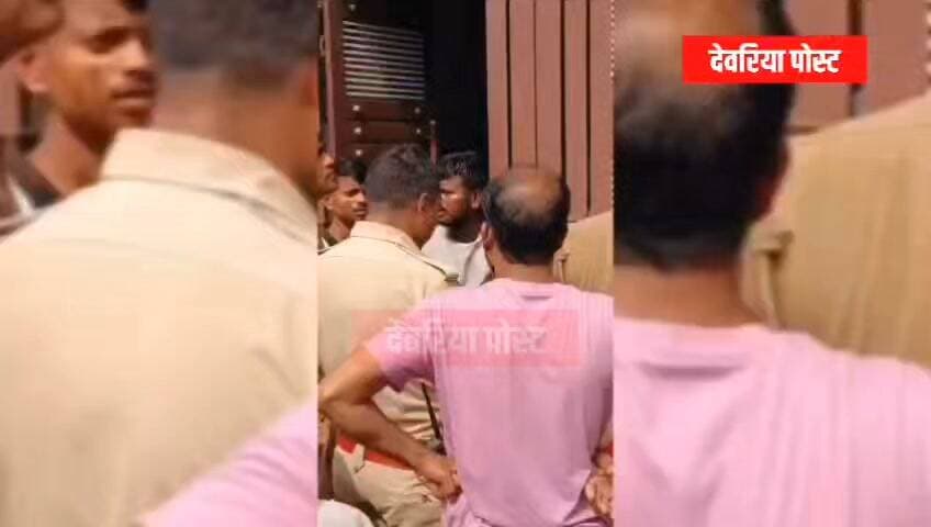 🚨 देवरिया ब्रेकिंग
घर में घुसकर चाकूबाजी से सनसनी, तीन घायल; एक आरोपी हिरासत में
देवरिया। सदर कोतवाली थाना क्षेत्र के भुजौली कॉलोनी में घर में घुसकर चाकू से हमला किए जाने का सनसनीखेज मामला सामने आया है। घटना में तीन लोग घायल हो गए।
घायलों में राजेश गुप्ता (पूर्व अध्यक्ष, भटनी) और उनके बेटे समेत तीन लोग शामिल बताए जा रहे हैं। राजेश गुप्ता और उनके बेटे की हालत गंभीर होने पर चिकित्सकों ने उन्हें देवरिया मेडिकल कॉलेज से गोरखपुर मेडिकल कॉलेज रेफर कर दिया।
घटना की सूचना मिलते ही सदर कोतवाली पुलिस मौके पर पहुंची। पुलिस ने एक आरोपी को हिरासत में लेकर पूछताछ शुरू कर दी है। फिलहाल चाकूबाजी के कारणों और घटना के पूरे क्रम की जांच की जा रही है।
पुलिस जांच के बाद घटना से जुड़ी अन्य जानकारी सामने आने की उम्मीद है।