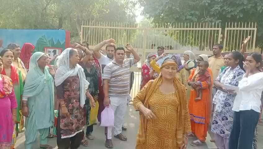 रोहतक पीजीआई में नही हुआ इलाज तो मरीजो ने की नारेबाजी,बन्द किए वीसी ऑफिस के गेट #PGIMSRohtak #rohtakpolice
