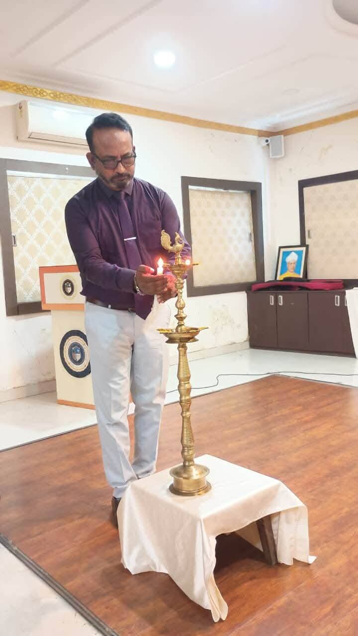 जीजीसीईटी सेंट जेवियर्स इंटरनेशनल विद्यालय, नावाडीह में राष्ट्रीय हिंदी दिवस एवं गणेश चतुर्थी का भव्य आयोजन।
नावाडीह, 14 सितंबर 2026, सोमवार,जीजीसीईटी सेंट जेवियर्स इंटरनेशनल विद्यालय, नावाडीह में राष्ट्रीय हिंदी दिवस एवं गणेश चतुर्थी का आयोजन बड़े ही हर्ष, उल्लास एवं उत्साह के साथ किया गया। कार्यक्रम का उद्देश्य विद्यार्थियों में हिंदी भाषा के प्रति प्रेम एवं सम्मान की भावना विकसित करने के साथ-साथ भारतीय संस्कृति, परंपरा एवं आध्यात्मिक मूल्यों से उन्हें परिचित कराना था।
कार्यक्रम का शुभारंभ भगवान गणेश की वंदना एवं मंगलाचरण से किया गया। इसके पश्चात विद्यार्थियों ने हिंदी भाषा की महत्ता को दर्शाते हुए विभिन्न सांस्कृतिक प्रस्तुतियाँ दीं। सामूहिक गीत, एकल गीत, कविता वाचन एवं भाषण ने कार्यक्रम में विशेष आकर्षण पैदा किया। विद्यार्थियों ने अपनी प्रतिभा एवं आत्मविश्वास का शानदार प्रदर्शन करते हुए हिंदी भाषा के प्रति अपने प्रेम और भावनाओं को अभिव्यक्त किया।
कविता वाचन के माध्यम से विद्यार्थियों ने हिंदी की मधुरता, समृद्धता एवं भावात्मक शक्ति को प्रस्तुत किया, वहीं भाषण के माध्यम से हिंदी के महत्व तथा राष्ट्र के सामाजिक एवं सांस्कृतिक जीवन में उसकी भूमिका पर प्रकाश डाला गया। एकल एवं सामूहिक गीतों की मनमोहक प्रस्तुतियों ने पूरे वातावरण को उत्साह और आनंद से भर दिया।
गणेश चतुर्थी के अवसर पर विद्यार्थियों ने भगवान गणेश के स्वरूप, उनके गुणों तथा जीवन में ज्ञान, बुद्धि, विवेक एवं सद्भाव के महत्व को भी समझा। कार्यक्रम के माध्यम से विद्यार्थियों को भारतीय त्योहारों की सांस्कृतिक एवं नैतिक महत्ता से अवगत कराया गया।
कार्यक्रम के समापन अवसर पर विद्यालय के प्रधानाचार्य श्री इन्द्रनाथ सिन्हा ने सभी विद्यार्थियों एवं शिक्षकों को राष्ट्रीय हिंदी दिवस तथा गणेश चतुर्थी की हार्दिक शुभकामनाएँ दीं। अपने धन्यवाद ज्ञापन एवं उत्साहवर्धक संबोधन में उन्होंने विद्यार्थियों की प्रस्तुतियों की सराहना करते हुए कहा कि हिंदी हमारी समृद्ध सांस्कृतिक विरासत एवं भावनात्मक एकता की महत्वपूर्ण कड़ी है। उन्होंने विद्यार्थियों को संबोधित करते ,हुए कहा कि ,हर भाषा,अपना एक महत्वपूर्ण स्थान रखती है,इसलिए सभी भाषाओं की महत्वों को समझते हुए,हमें उन्हें अपनाना चाहिए।उन्होंने वर्तमान के शिक्षा प्रणाली में 3R भाषा के प्रयोग की ओर ध्यान आकर्षित करते हुए कहा कि त्रिभाषा नीति विद्यार्थियों को तीन भाषाएँ सीखने का मौका देकर उनके भाषायी ज्ञान एवं संचार कौशल को समृद्ध करती है। इससे विद्यार्थी अपनी मातृभाषा/क्षेत्रीय भाषा के साथ-साथ हिंदी तथा अन्य भारतीय या विदेशी भाषा का ज्ञान प्राप्त कर सकते हैं। विभिन्न भाषाओं का अध्ययन विद्यार्थियों में बहुभाषिकता, सांस्कृतिक समझ, तार्किक चिंतन एवं आत्मविश्वास को बढ़ावा देता है।
उन्होंने कार्यक्रम को सफल बनाने में योगदान देने वाले सभी शिक्षकों, विद्यार्थियों एवं विद्यालय परिवार के सदस्यों के प्रति आभार व्यक्त किया।
सम्पूर्ण कार्यक्रम भाषा, संस्कृति, भक्ति एवं देशप्रेम की भावना से ओत-प्रोत रहा। विद्यार्थियों की उत्साहपूर्ण भागीदारी ने राष्ट्रीय हिंदी दिवस एवं गणेश चतुर्थी समारोह को एक यादगार एवं प्रेरणादायक अवसर बना दिया।