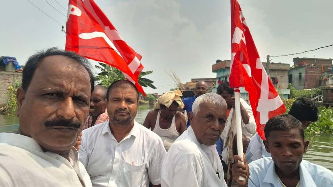 भारतीय कम्युनिस्ट पार्टी शेखपुरा जिला परिषद के पांच सदस्य प्रतिनिधि मंडल में जिला सचिव प्रभात कुमार पाण्डेय,सहायक जिला सचिव गुलेश्वर यादव,पार्टी के वरिष्ठ नेता चंद्रभूषण प्रसाद,अवधेश रविदास,अजय कुमार एवं सौरभ कुमार घाटकोसुभा प्रखंड के बाढ़ पीड़ितो मिलने गांव-गांव पहुंचे।
मौके पर भाकपा के जिला सचिव प्रभात कुमार पाण्डेय ने कहा हर साल बारिश के दौरान हजारों लोगों को जलजमाव और बाढ़ जैसी गंभीर परिस्थितियों का सामना हर वर्ष करना पड़ता है। ऐसे में सबसे बड़ा सवाल यही है कि जब क्षेत्र की भौगोलिक स्थिति और लोगों की परेशानी लगातार सामने आती रही है, तो इसे आधिकारिक रूप से बाढ़ग्रस्त क्षेत्र का दर्जा क्यों नहीं दिया गया ?
यह सवाल किसी राजनीतिक दल या व्यक्ति के समर्थन-विरोध का नहीं, बल्कि घाटकुसुम्भा के आम लोगों के अधिकार और सम्मान का है।
उन्होंने कहा कि जिला प्रशासन से हम अपील है कि प्रभावित लोगों की समस्याओं का तत्काल संज्ञान मे लेते हुए बिहार सरकार को वस्तुस्थिति से अवगत करावे और इस क्षेत्र को बाढ़ग्रस्त घोषित करने की दिशा में आवश्यक पहल करे ।
उन्होंने कहा कि अभी तक घाटकोसुभा प्रखंड लगातार बढ़ से प्रभावित रहा है सारा फसल नष्ट हो गया घरो के अंदर पानी ही पानी है। लगभग सभी गांव में झोपड़ी तो धराशाई होकर पानी पानी हो गया है ।इसके बावजूद बटोरा में 3 किलो पशु के चारा और अकरपुर में 144 पीस पॉलिथीन बांटने के लाभ आज तक अन्य गांव में लाभ नहीं पहुंचा जा रहा है यहां तक कि गांवो में पीने के पानी के लिए भी लोग परेशान हैं। जबकि बगल के नदी के उसे पर का इलाका लखीसराय जिला के होने के वजह से वहां बड़े पैमाने पर बाढ़ग्रस्त पीड़ितों के गांव ऐंजनी, सरौड़ा और पाली एवं अन्य गांव को राहत कार्य सरकार चाल रही ,पर शेखपुरा जिला के आलापुर, पानापुर, आलापुर, अकबरपुर, घाटकोसुभा, बेलदरिया , सुजालपुर गड़बड़ियां बटौरा बिलौनी मैं सरकार की तरफ से नाव समेत आज तक कोई लाभ नहीं दिया जा रहा है।
इन सवालों को लेकर भारतीय कम्युनिस्ट पार्टी जिला अधिकारी से मिलकर ज्ञापन सोपेगी।समस्याओं भारतीय कम्युनिस्ट पार्टी जन गोलबंदी कर
28 सितंबर को राजभवन मार्च पटना में करेगी जिसमें बड़ी संख्या में शेखपुरा जिला के लोग शामिल होंगे।