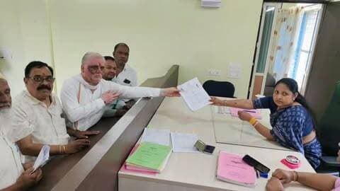 सुसनेर चुनाव: कांग्रेस ने खोले पत्ते, विष्णु पाटीदार ने दाखिल किया नामांकन!
Rana Vikram Singh Bhero Singh Parihar Bapu Dr-Sourabh Jain Vijaylaxmi Tanwar fans club CM Madhya Pradesh Rahul Joshi Bherosing Parihar Bapu Susner MpYouth Congress Susner दीदी विजयलक्ष्मी तंवर Chitranjan Singh Rana किसान कांग्रेस आगर मालवा Jansampark Madhya Pradesh PRO Agar-Malwa Dr Mohan Yadav