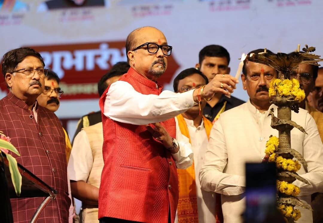 गणेश चतुर्थी के पावन अवसर पर रायगढ़ के रामलीला मैदान में चक्रधर समारोह 2026 का भव्य शुभारंभ हुआ। माननीय राज्यपाल श्री रमेन डेका जी के करकमलों से दीप प्रज्वलन के साथ समारोह का आगाज़ हुआ।
पद्मश्री डॉ. उषा बारले जी ने कपालिक शैली में पंडवानी की प्रभावशाली प्रस्तुति देकर महाभारत के प्रसंगों के माध्यम से दर्शकों को छत्तीसगढ़ की समृद्ध लोकसंस्कृति से परिचित कराया। वहीं पद्मश्री श्री अनुज शर्मा जी की सुमधुर छत्तीसगढ़ी लोकधुनों पर रायगढ़ के दर्शक झूम उठे और पूरा वातावरण लोक रंग में सराबोर हो गया।