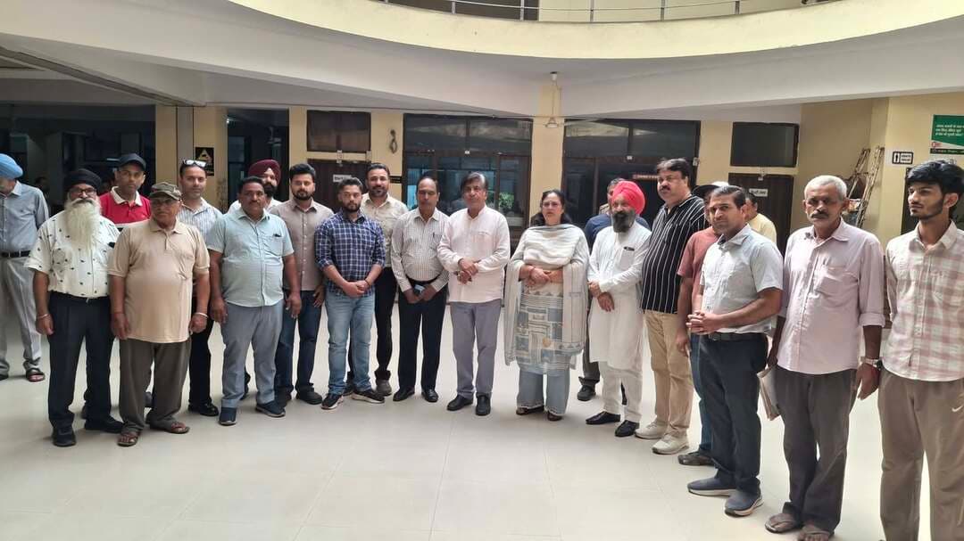 सील्स की गई दुकानों के मालिकों के साथ मीटिंग करते हुए विधायक Bram Shanker Sharma - Jimpa नगर निगम होशियारपुर