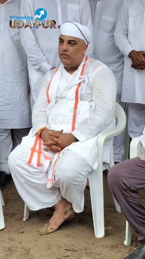 मेवाड़ राजघराने की राजमाता विजया राज पंचतत्व में विलीन: महासतिया में वैदिक परंपरा से अंतिम संस्कार, भावुक नजर आए श्रीजी डॉ. लक्ष्यराज सिंह
उदयपुर: मेवाड़ पूर्व राजपरिवार की वरिष्ठ सदस्य राजमाता विजया राज जी का देवलोकगमन हो गया। उनका अंतिम संस्कार उदयपुर स्थित ऐतिहासिक समाधि स्थल 'महासतिया' में पूर्ण वैदिक रीति-रिवाज और राजपूती परंपराओं के साथ संपन्न किया गया।
अंतिम यात्रा में उमड़ा जनसैलाब
राजमाता के निधन की खबर मिलते ही शहर और आसपास के क्षेत्रों में शोक की लहर छा गई। महासतिया परिसर में विभिन्न गणमान्य नागरिकों, प्रबुद्धजनों और आम जनता ने पहुंचकर उन्हें श्रद्धांजलि अर्पित की।
श्रीजी डॉ. लक्ष्यराज सिंह दिखे भावुक
अंतिम संस्कार के दौरान पुत्र श्रीजी डॉ. लक्ष्यराज सिंह मेवाड़ अत्यंत भावुक नजर आए। मातृशोक के इस गहरे क्षण में उपस्थित लोगों ने उन्हें ढांढस बंधाया। भावुक स्थिति में भी उन्होंने हाथ जोड़कर जनता का आभार व्यक्त किया और सभी से व्यवस्था व शांति बनाए रखने का विनम्र निवेदन किया।
राजमाता के निधन पर विभिन्न सामाजिक, धार्मिक और राजनीतिक संगठनों ने गहरा शोक व्यक्त किया है।